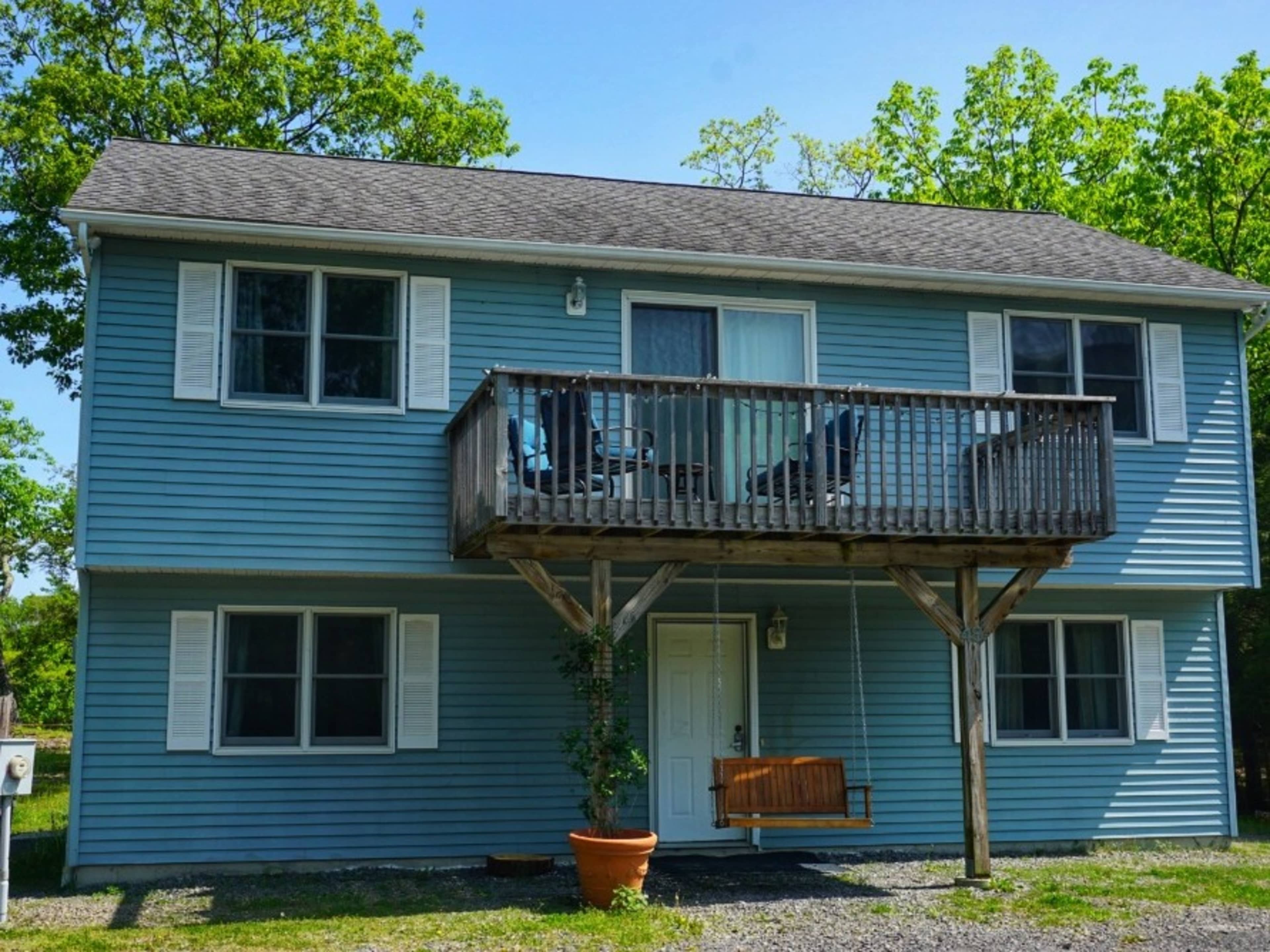 Stylish 2BR Apt w Mountain View