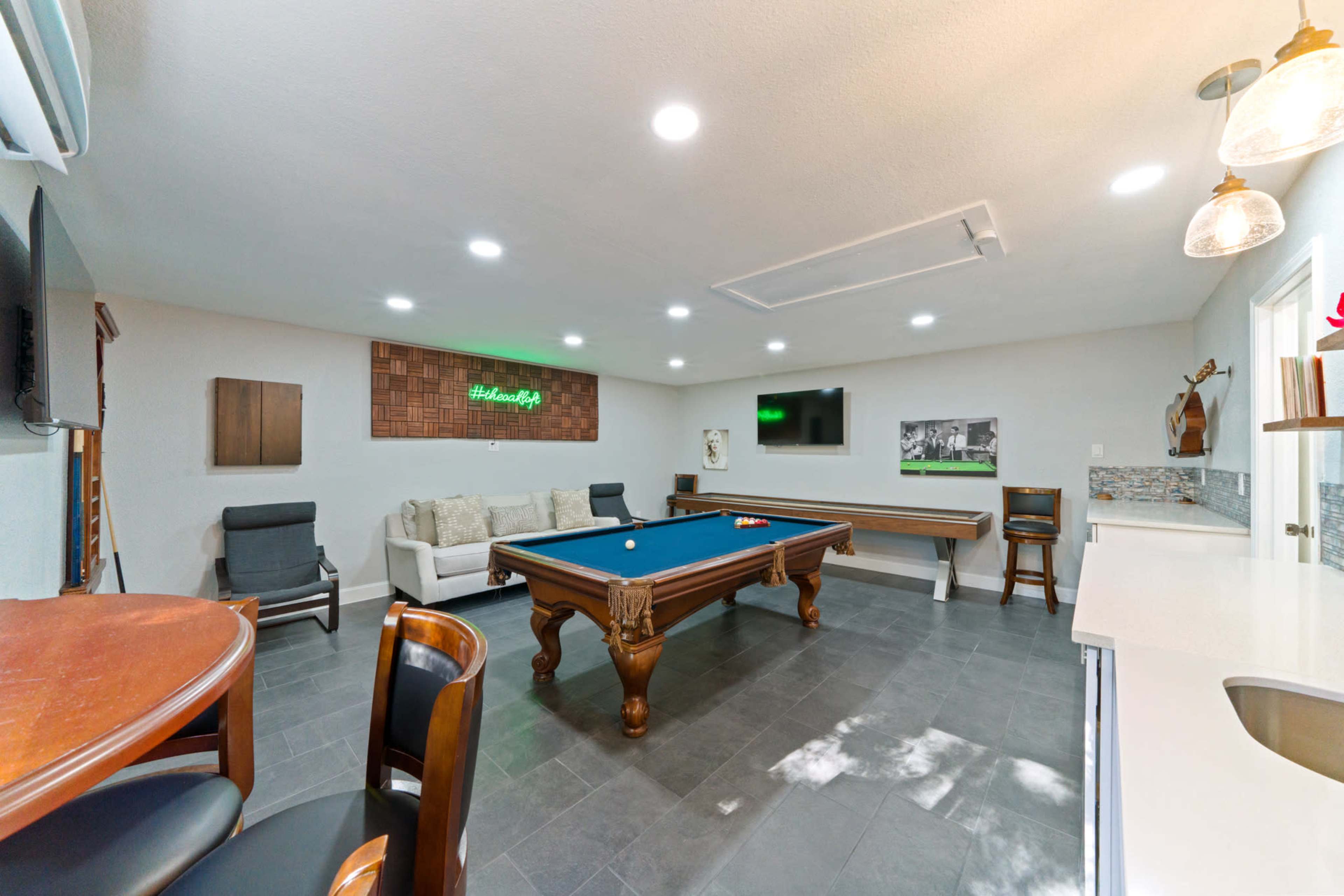 Peaceful San Antonio Spot with Hot Tub & Entertainment Garage Image in North Central Thousand Oaks, San Antonio, TX