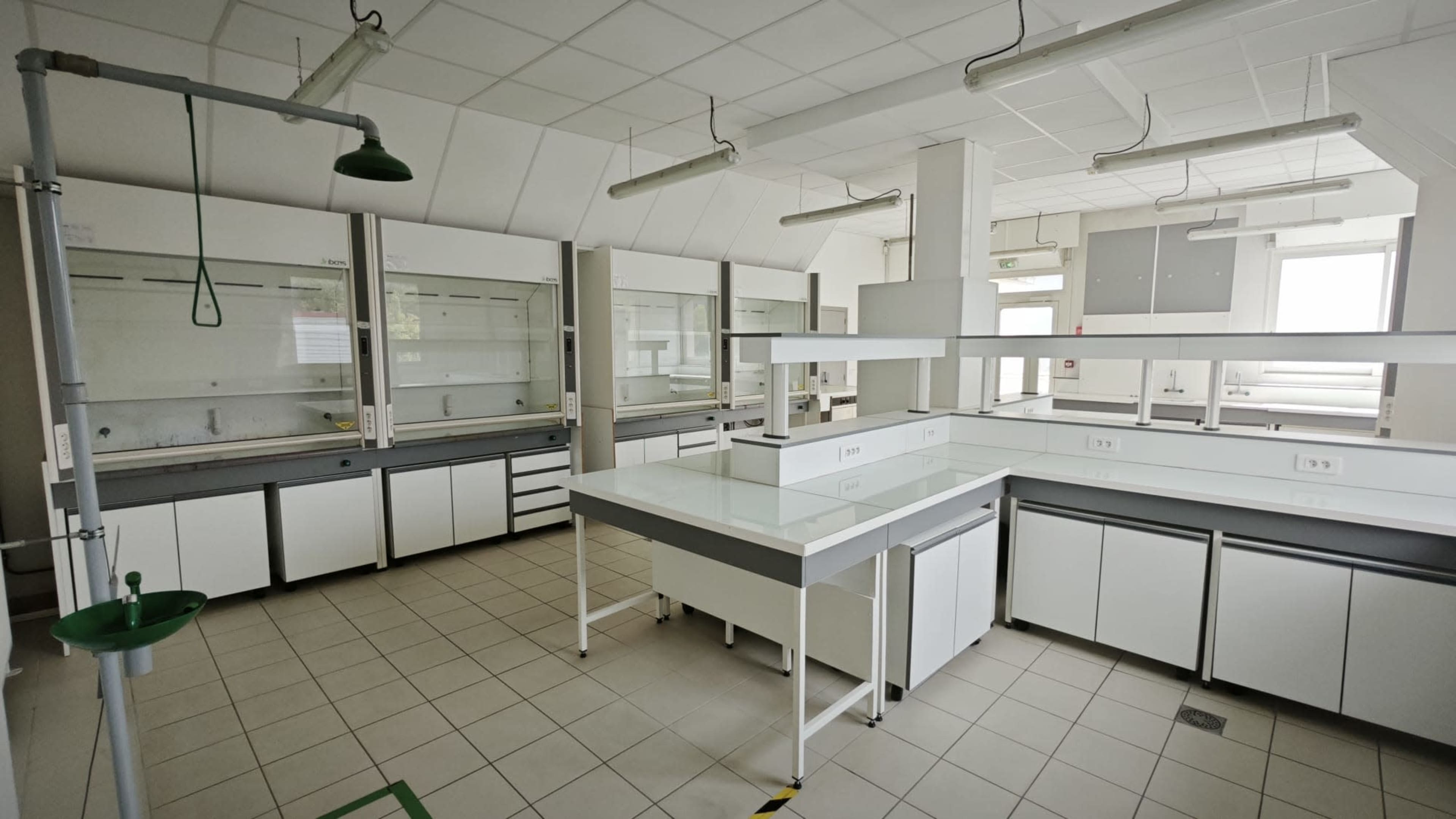 🎥 Studio de tournage à louer 120m2 – Décor 🔬 laboratoire scientifique 🔬 – Podcast, Tournage, Shooting photo/vidéo – Magny-les-Hameaux (Yvelines) Image in , Magny Les Hameaux