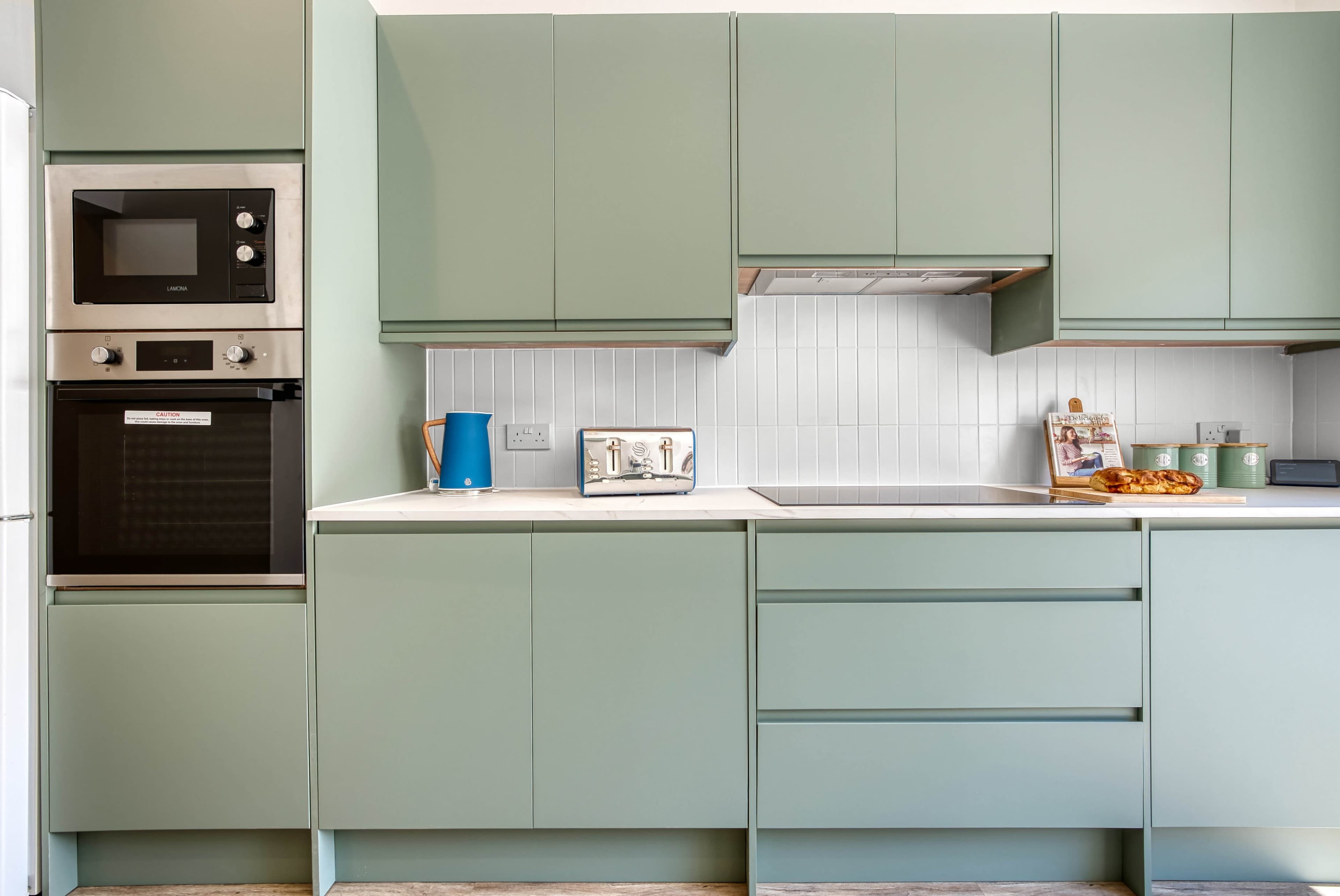 Maxwell Manor 3-BR Stunning Retreat Manor, Sleeps 8 with Parking Image in Southsea, Portsmouth, ENG