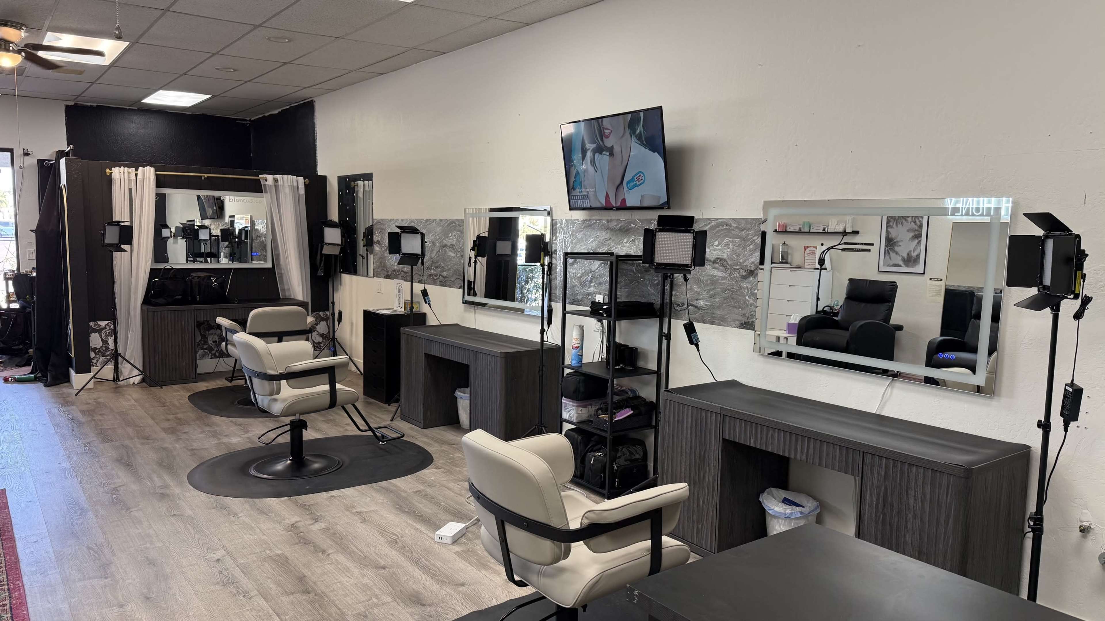 Luxury Salon Chair & Beauty Station Rental | Hourly & Daily Rates Image in Mesa, Mesa, AZ