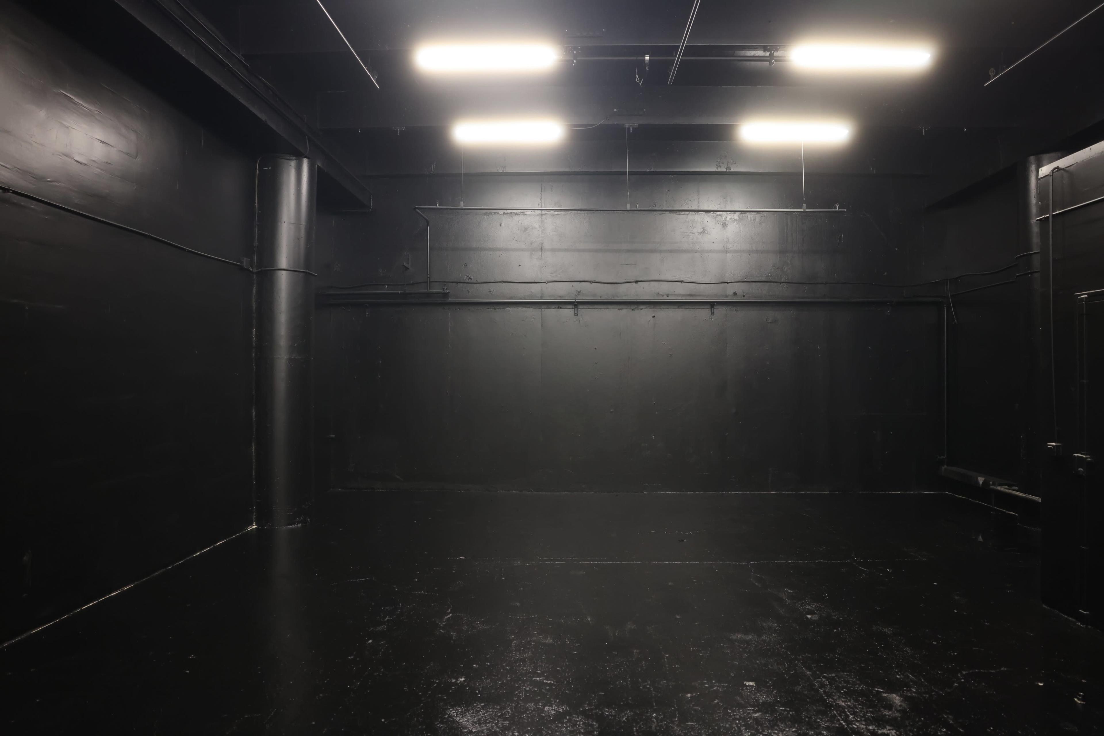 STUDIO PHOTO FOND NOIR DE 100 m2 Image in , Bagnolet