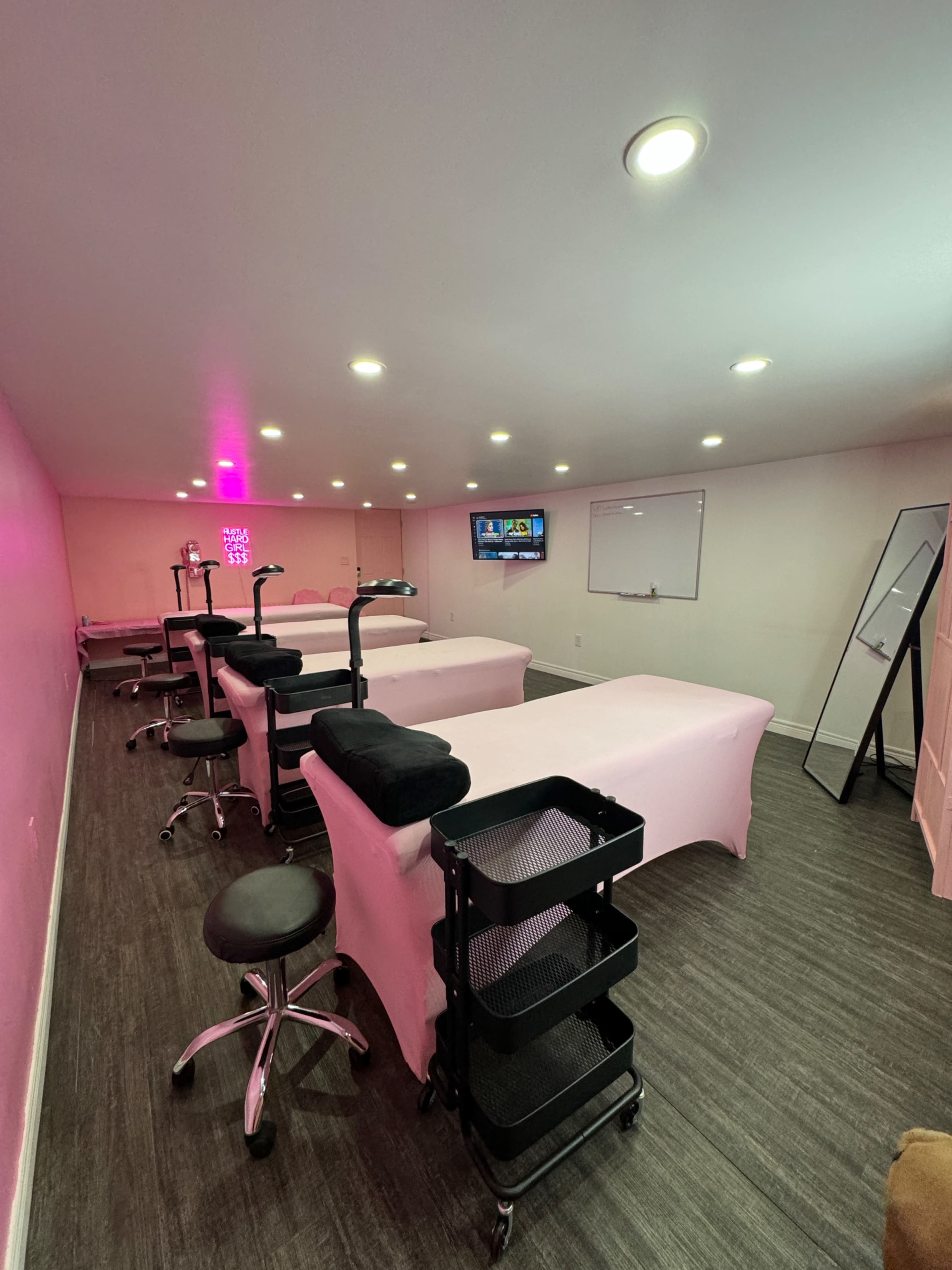 Downtown Training Studio – Spacious Open Concept Beauty Academy Image in Bracondale Hill, Toronto, ON