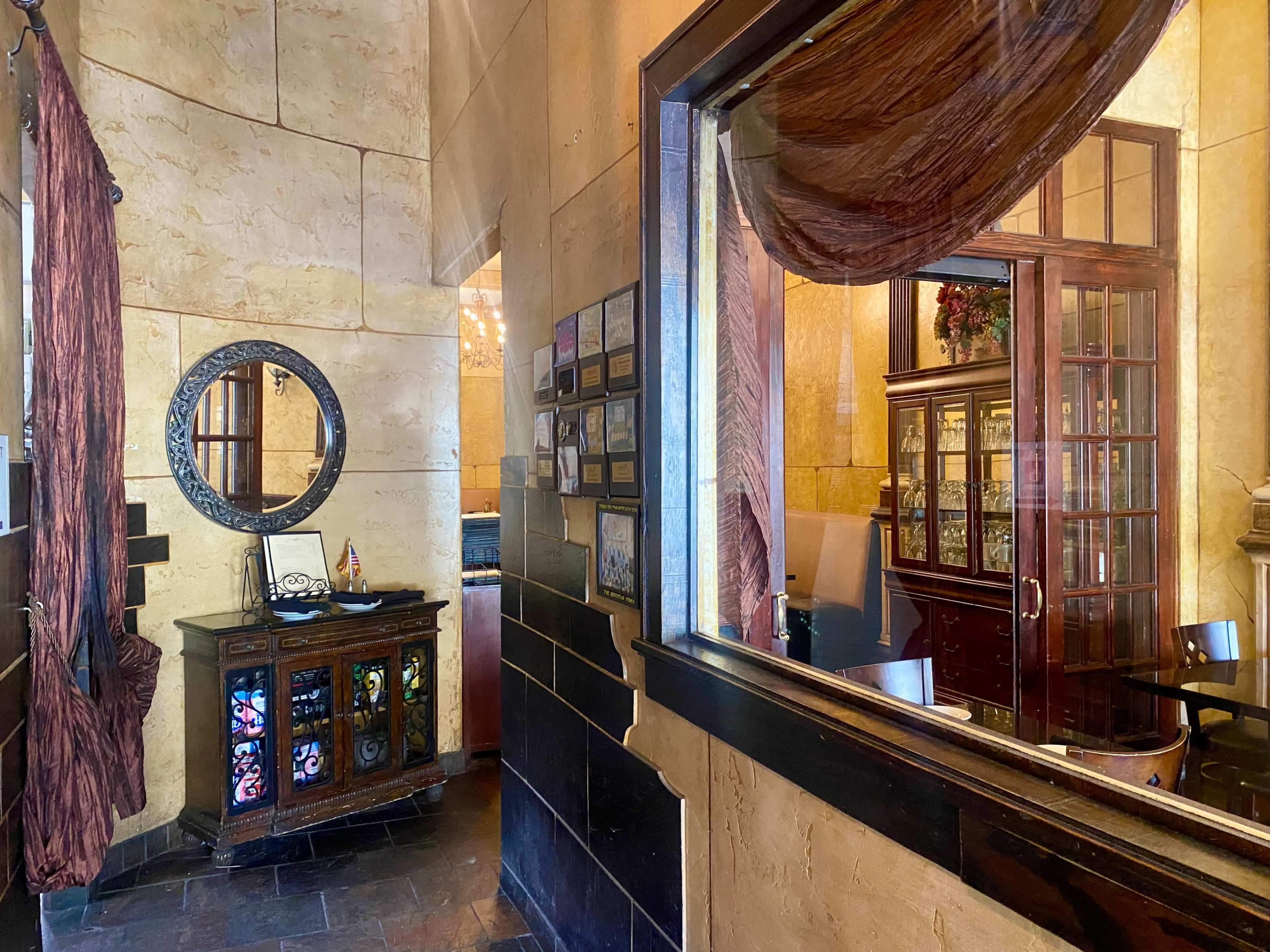 Beautiful Italian Restaurant and Bar Image in Citrus Grove, Glendale, CA
