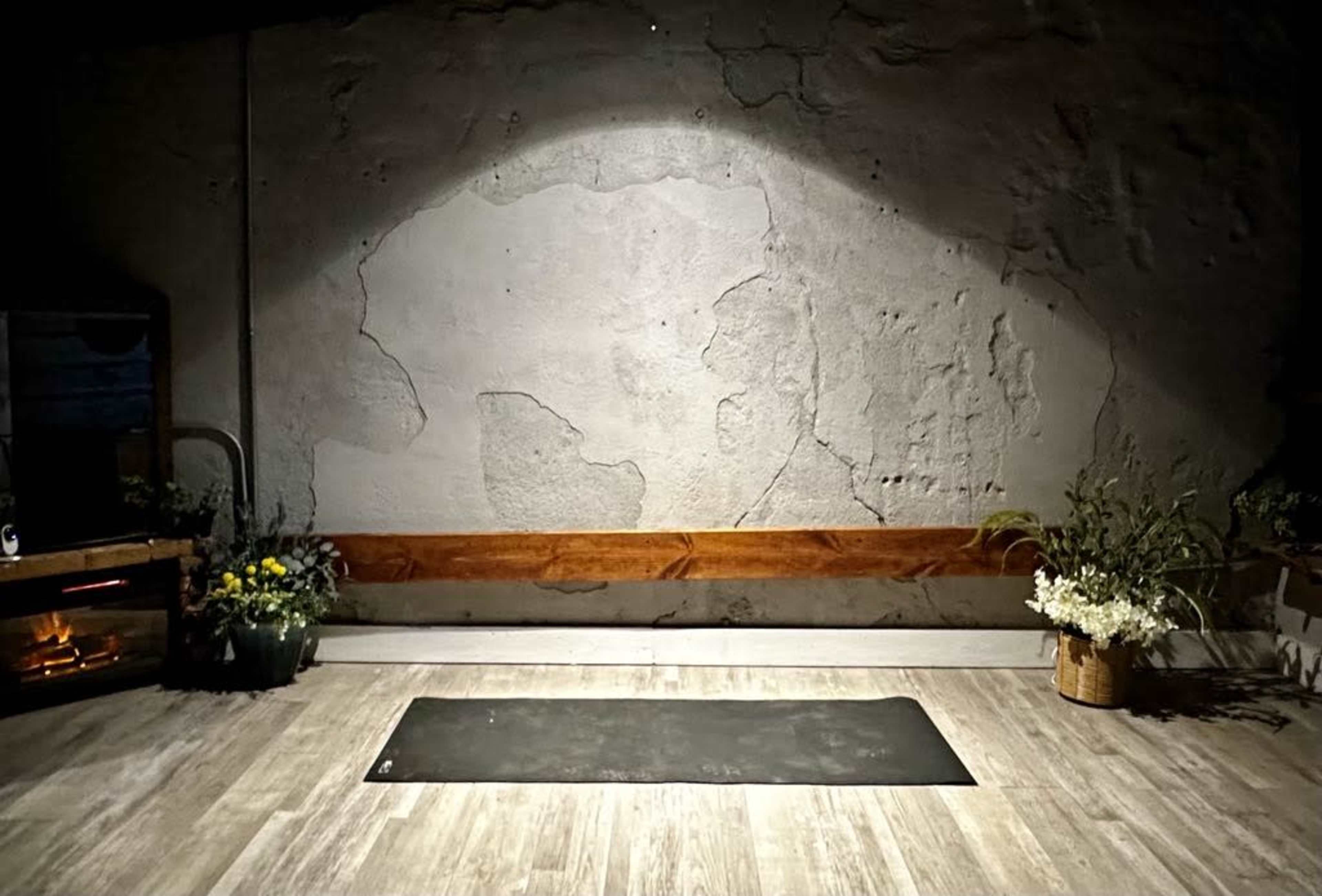 Roomy, industrial, urban studio  20min from downtown Image in Downtown New Kensington, New Kensington, PA