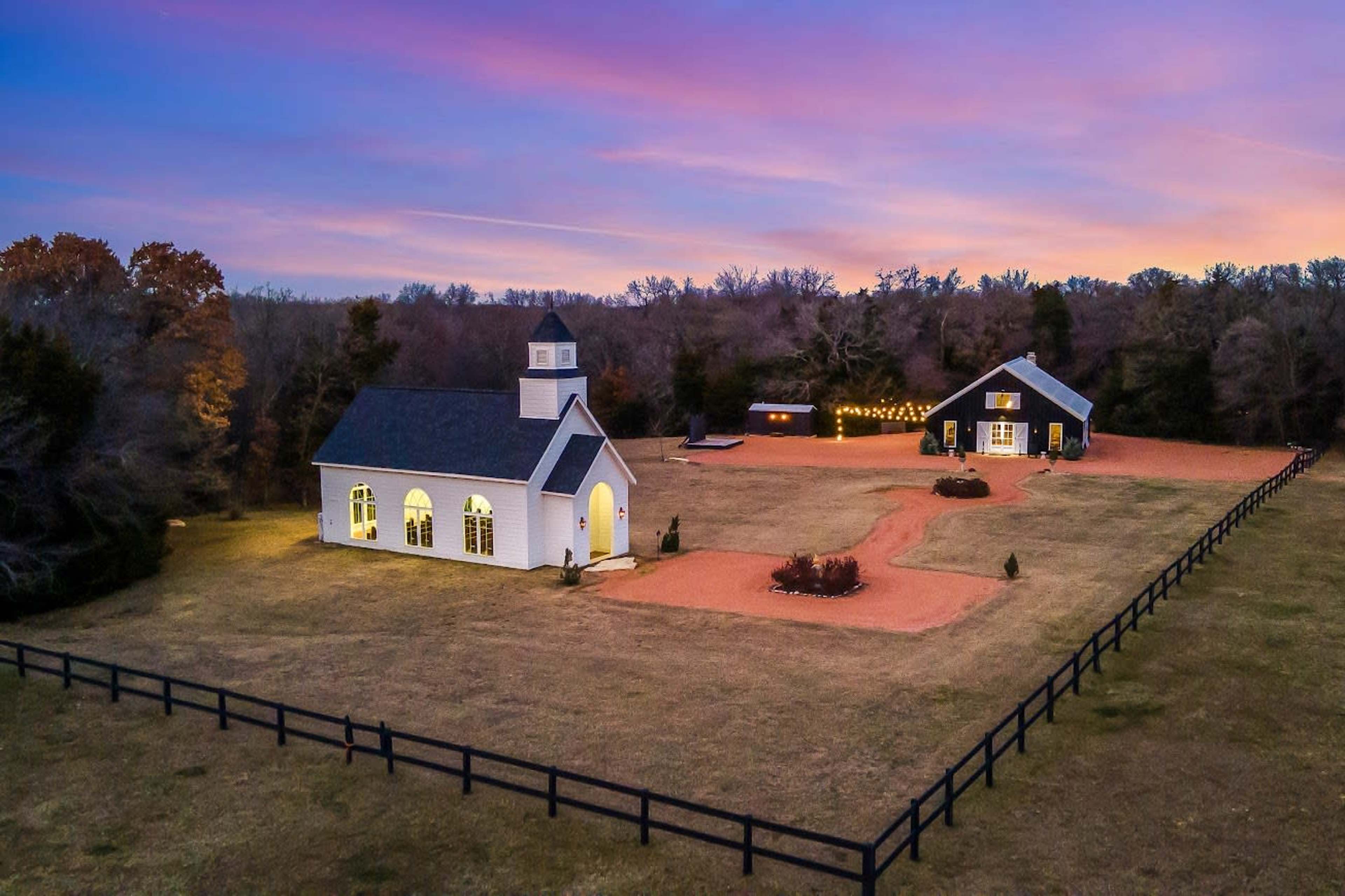 Modern Luxury Farm Venue in the Countryside - The Canopy Gold Image in , Whitesboro, TX