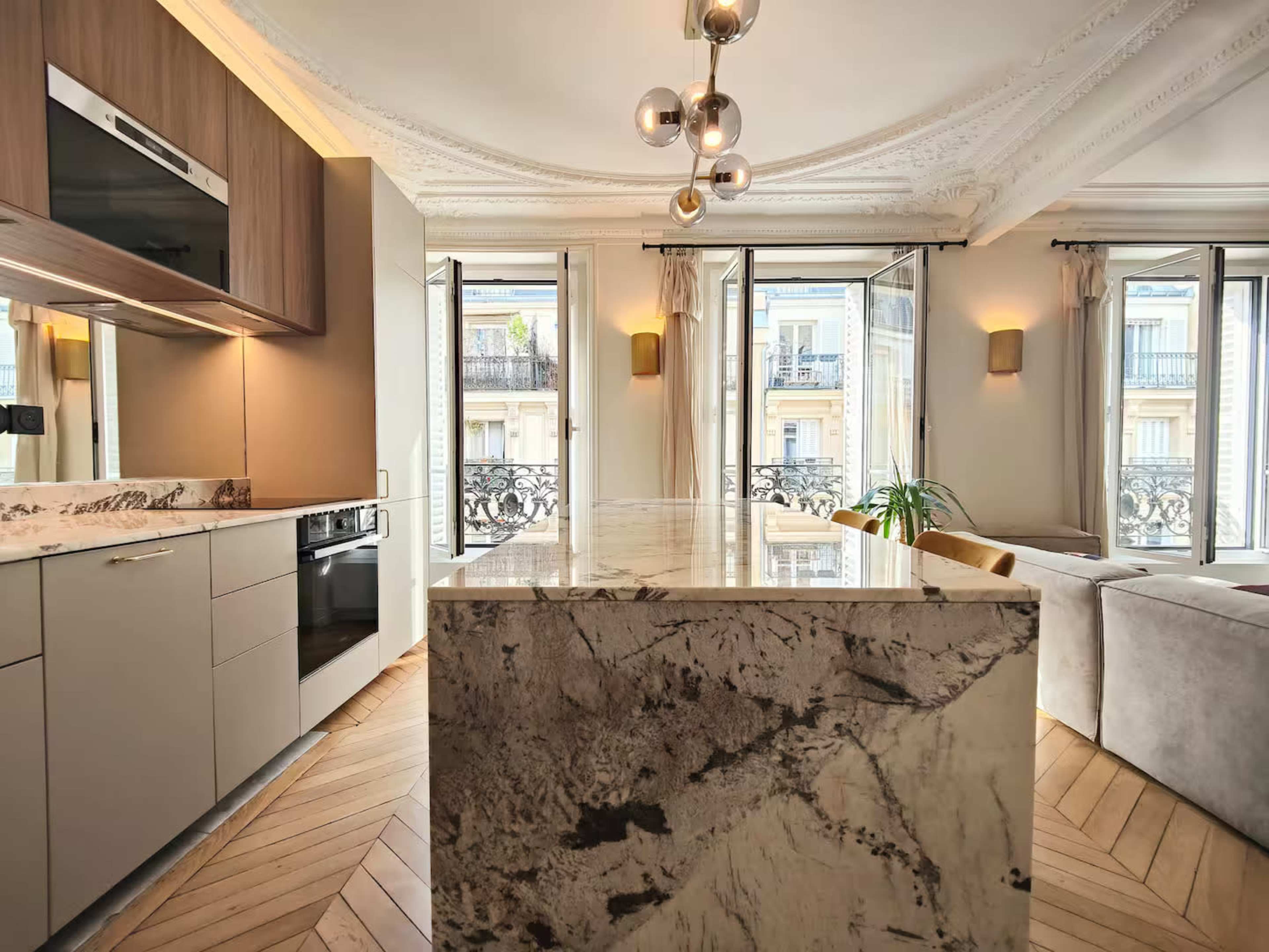 Élégant appartement haussmannien square d'Anvers Image in Rochechouart, Paris