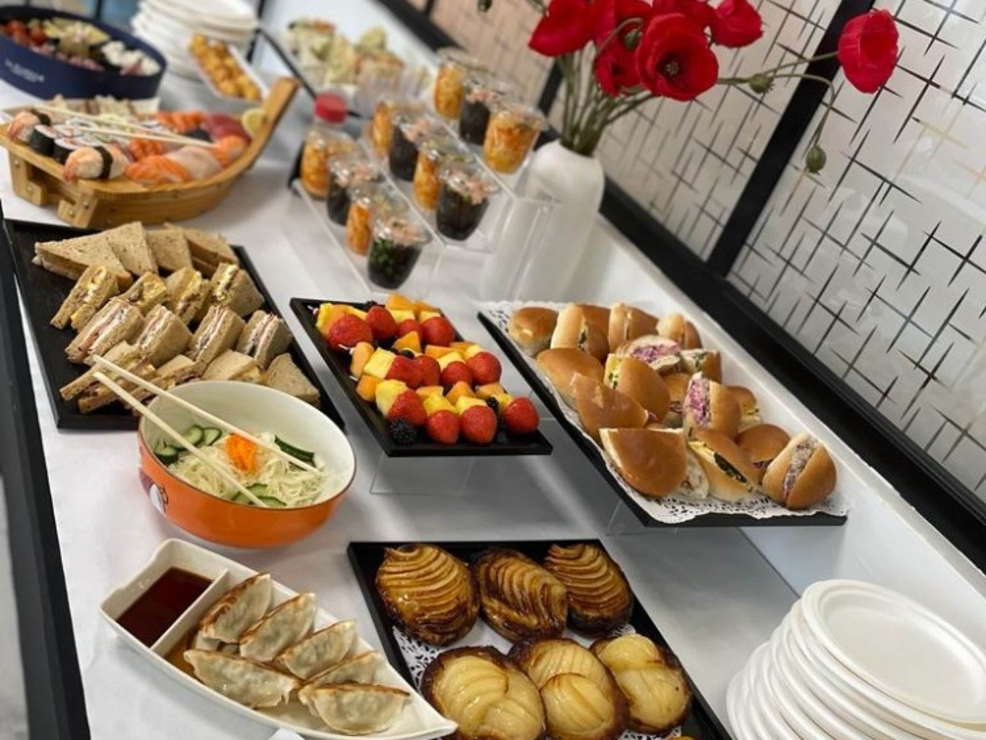 Déjeuner buffet finger food et sushis