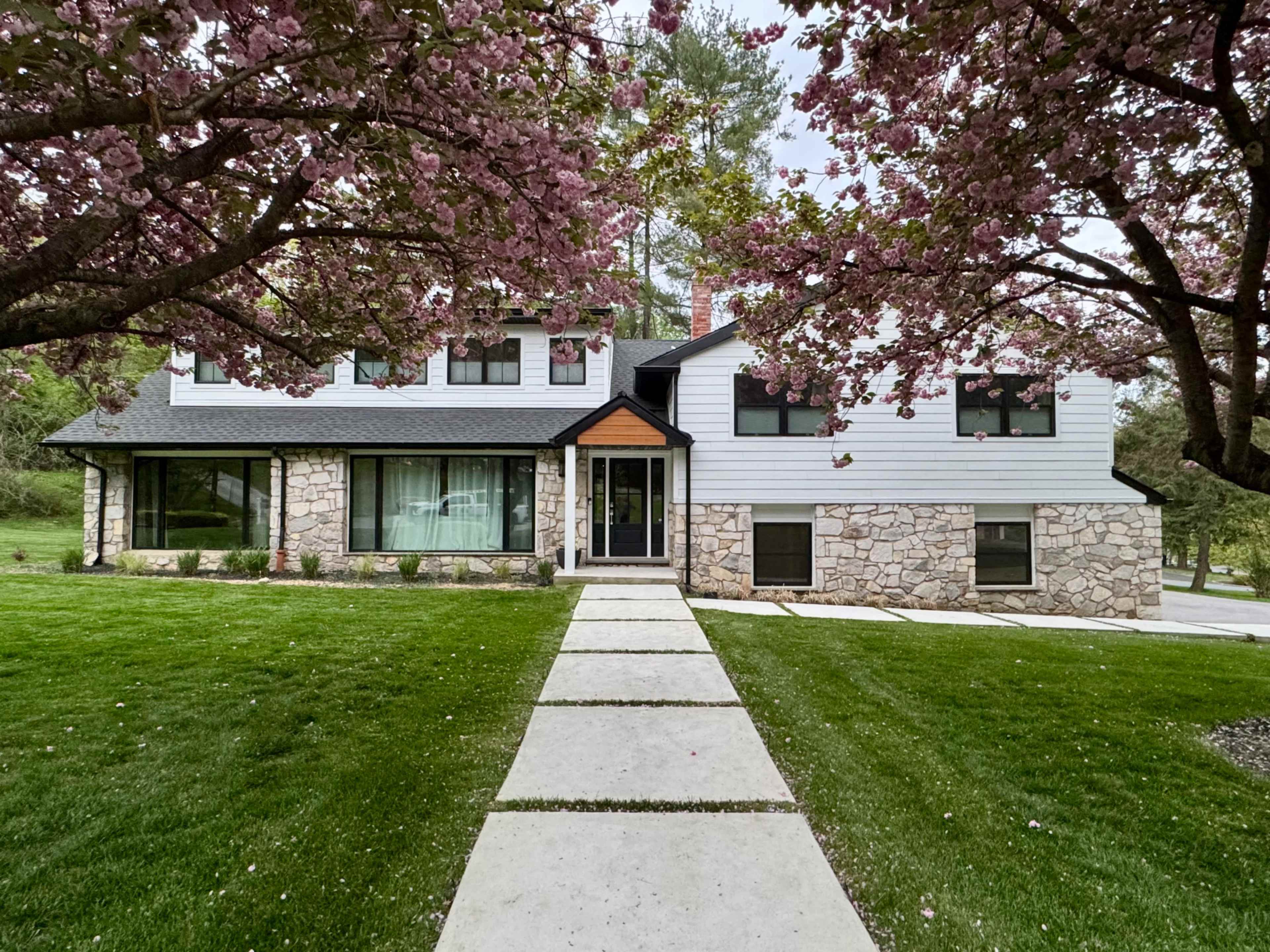 suburban, cul de sac, corner lot with lots of grass, transitional, Image in Lower Merion Township, Penn Valley, PA