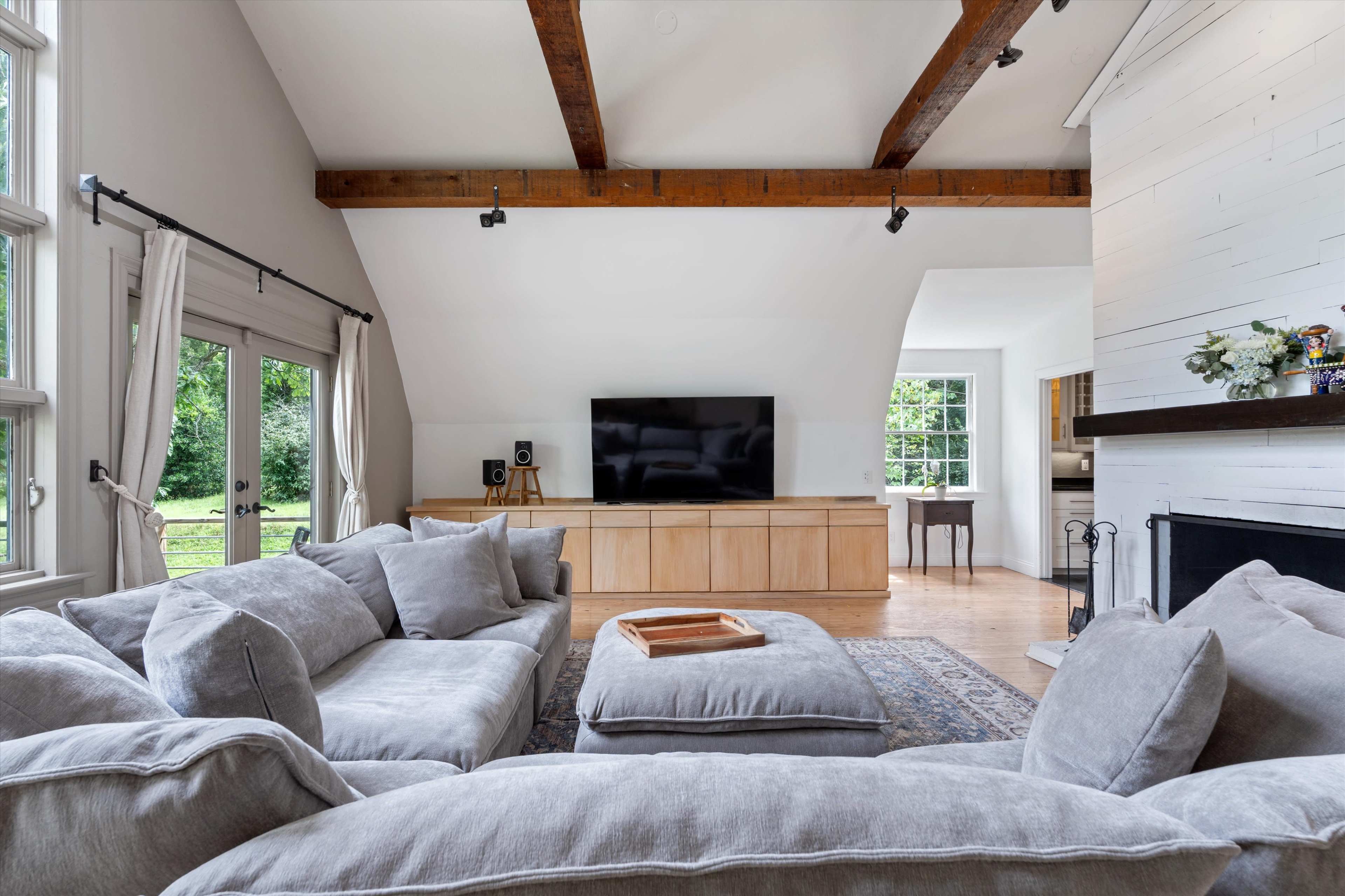 Serene Forest Hills Meeting Venue with Breakout Rooms and Outdoor Space Image in Forest Hills, Nashville, TN