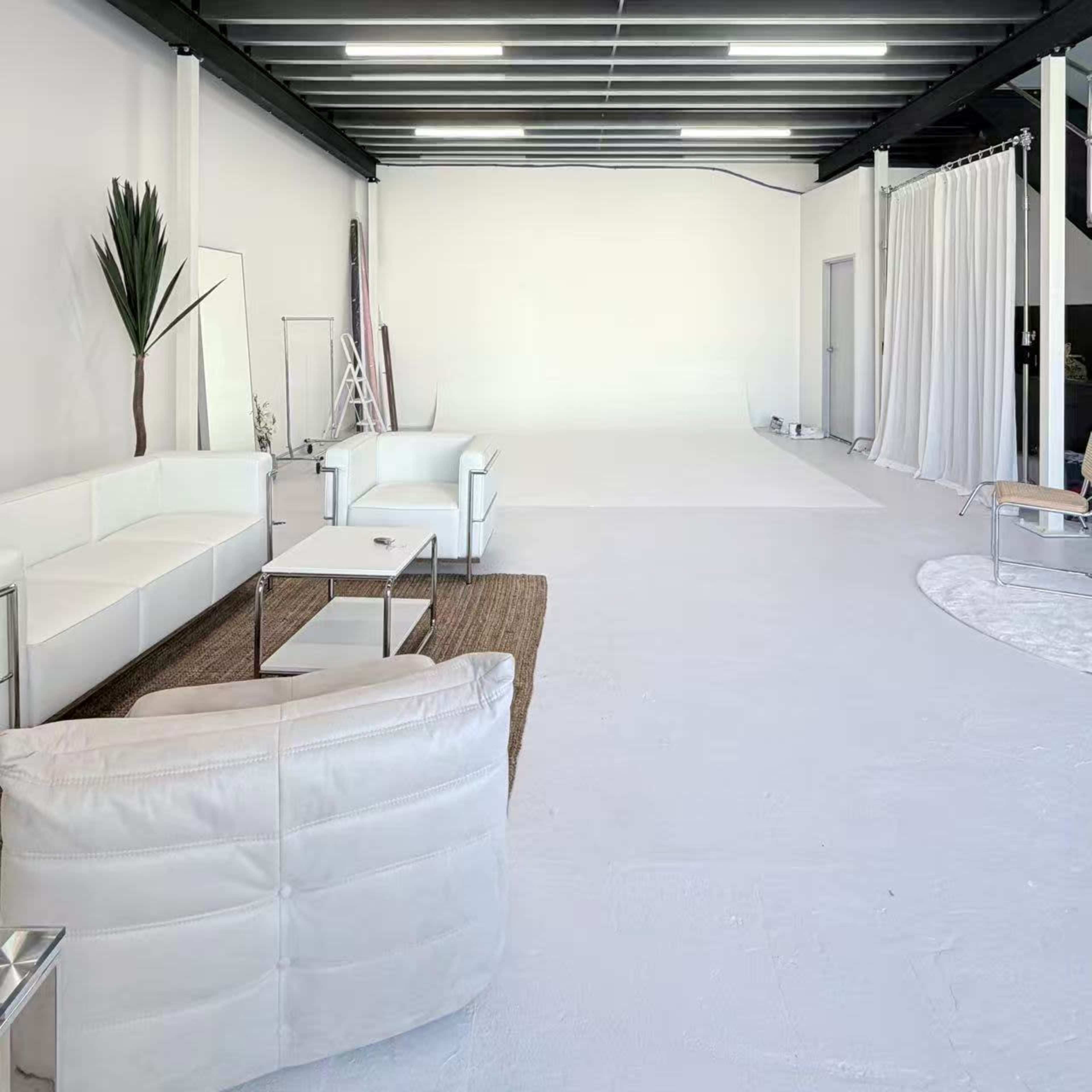 Sunny Studio | Minimalist Cyclorama Studio With Natural Light, Mascot ...
