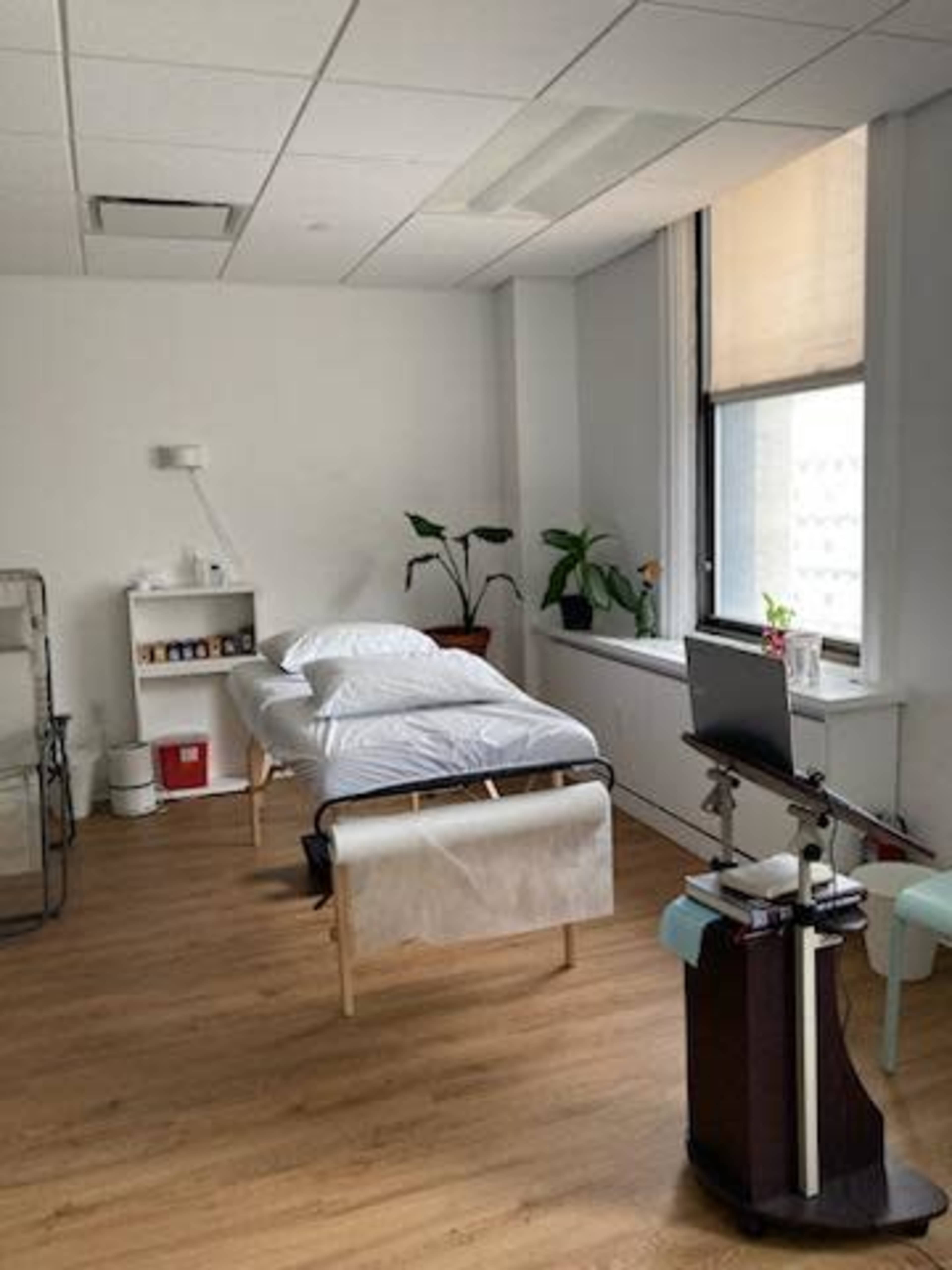 Large, Comfortable, Sunlit Room in Downtown Brooklyn Image in Brooklyn Heights, Brooklyn, NY