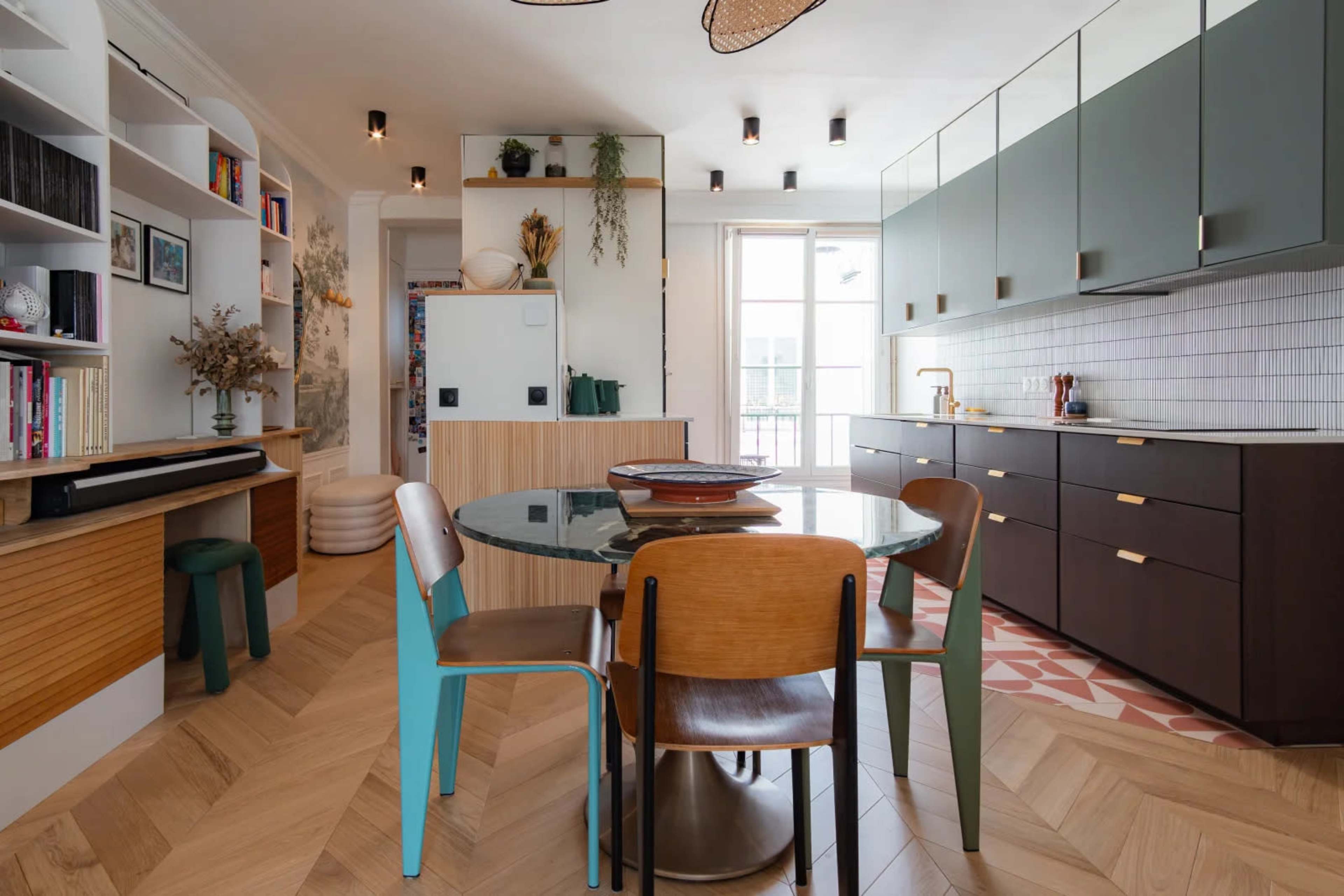 Appartement lumineux tendance avec balcon / parquet / moulure / verrière / belle salle de bain / chambres enfants Image in Saint-Lambert, Paris, 