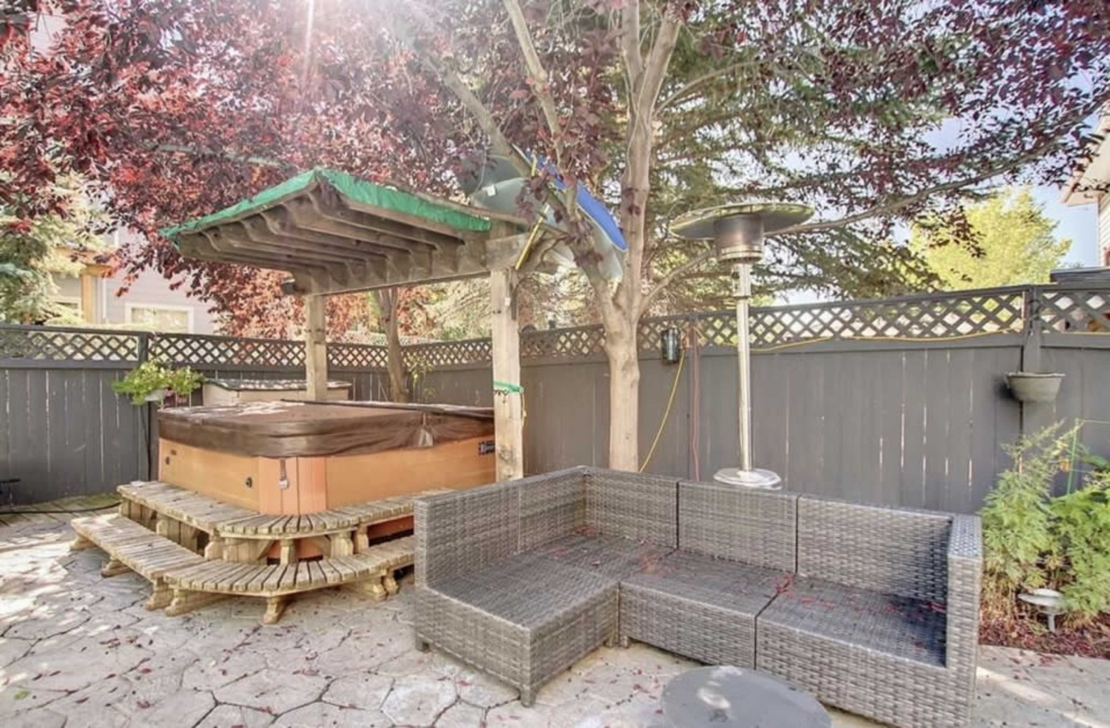 Huge house with over 3000 square feet. An unground beautiful tiled pool with loads of pool toys lights and games. Outdoor speakers and Hottub!!!! Image in Douglasdale, Calgary, AB