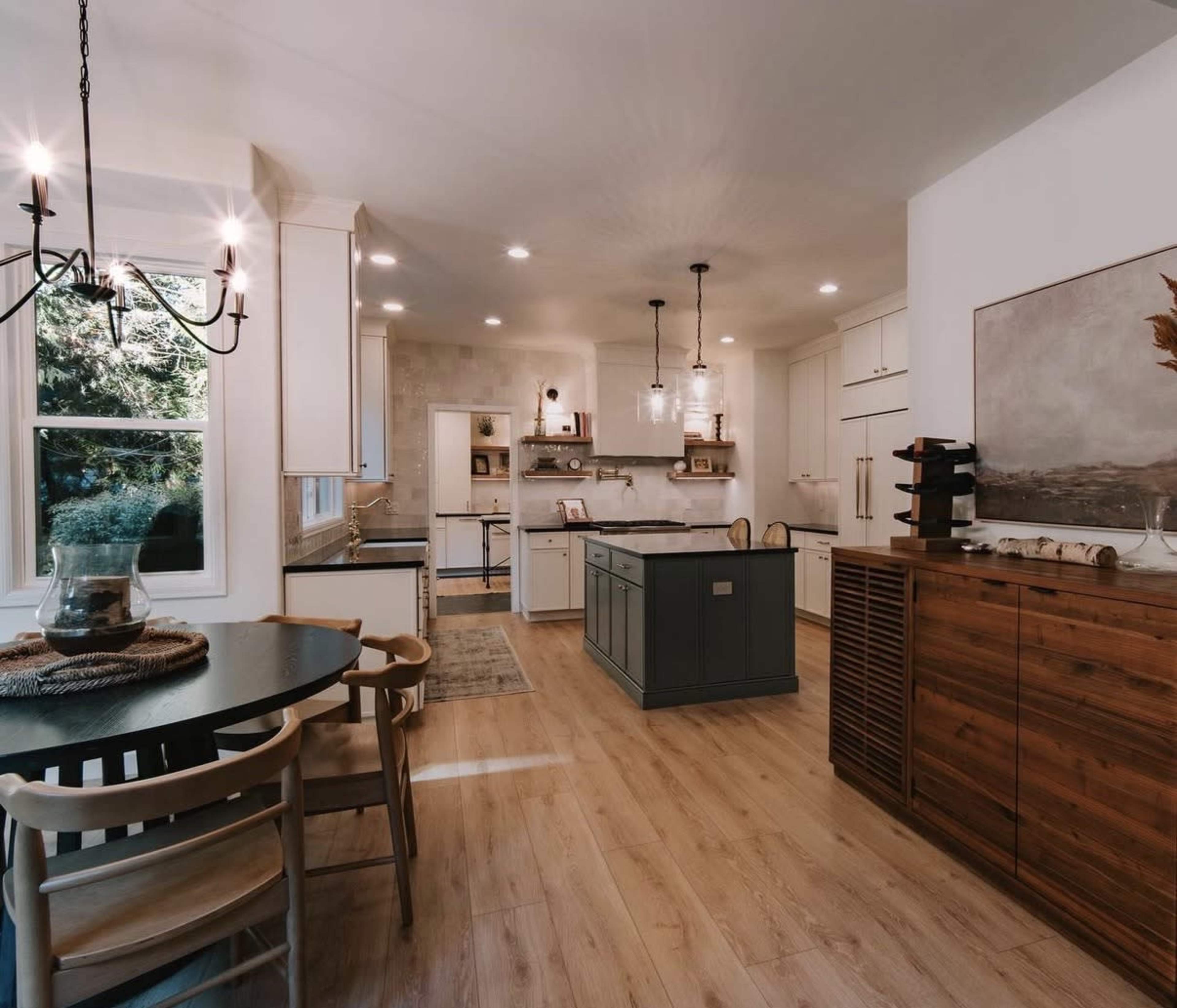 Suburban Modern Traditional Home Image in Cottage Lake, WOODINVILLE, WA