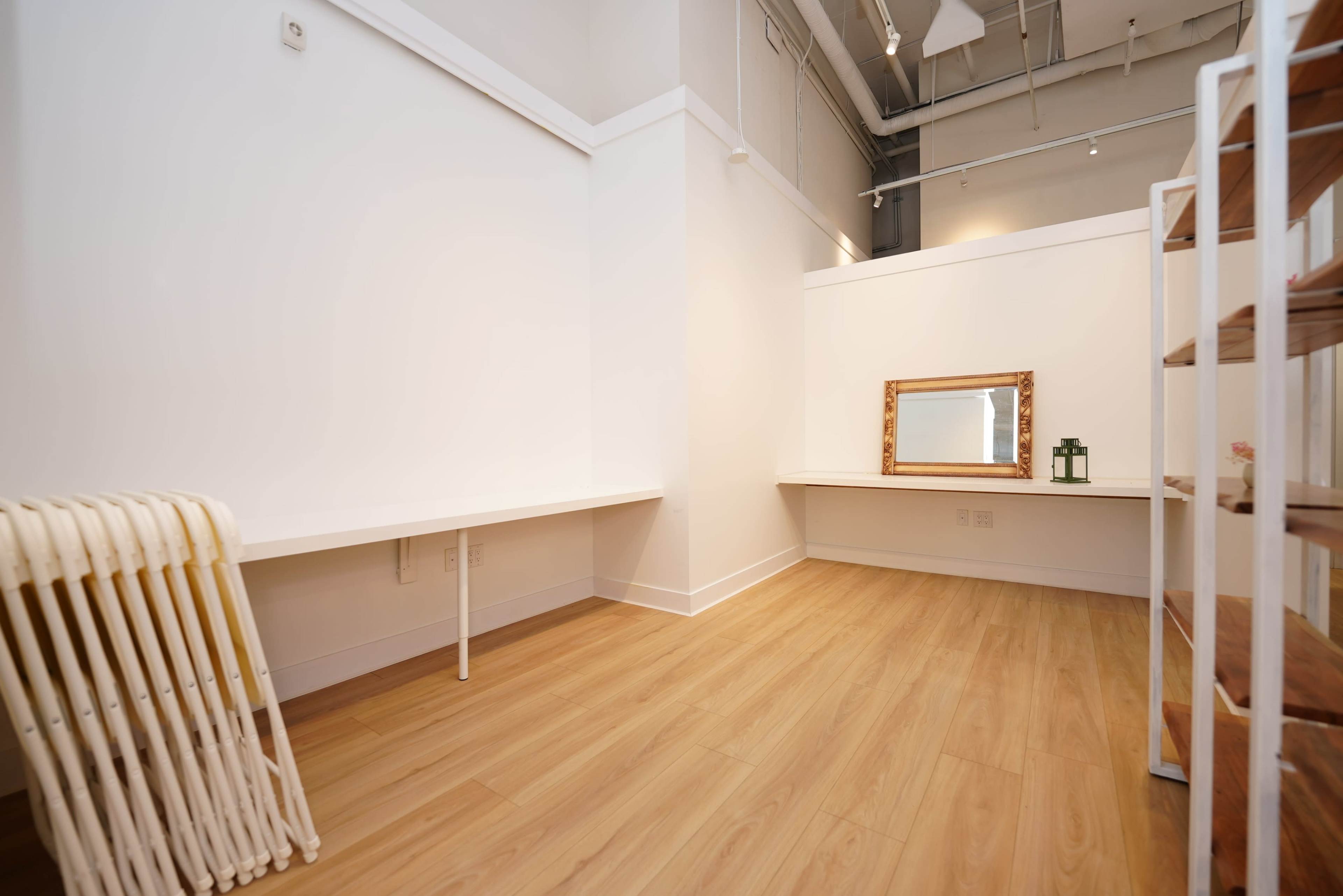 Bright, Minimal Studio in Urban North Vancouver Image in North Vancouver, north vancouver, BC