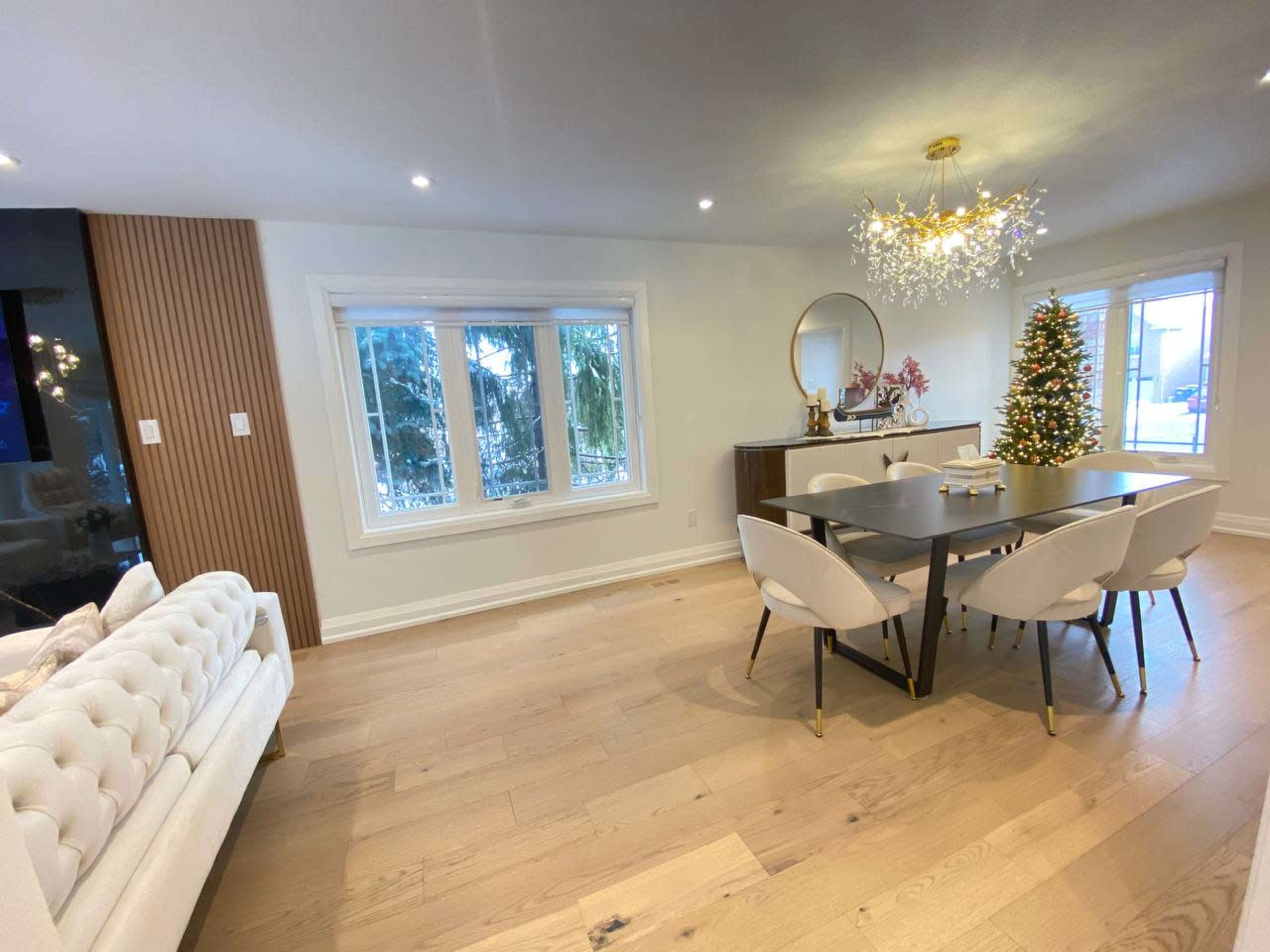 A luxurious, modern home in the city with stunning park views! Image in Erin Mills, Mississauga, ON