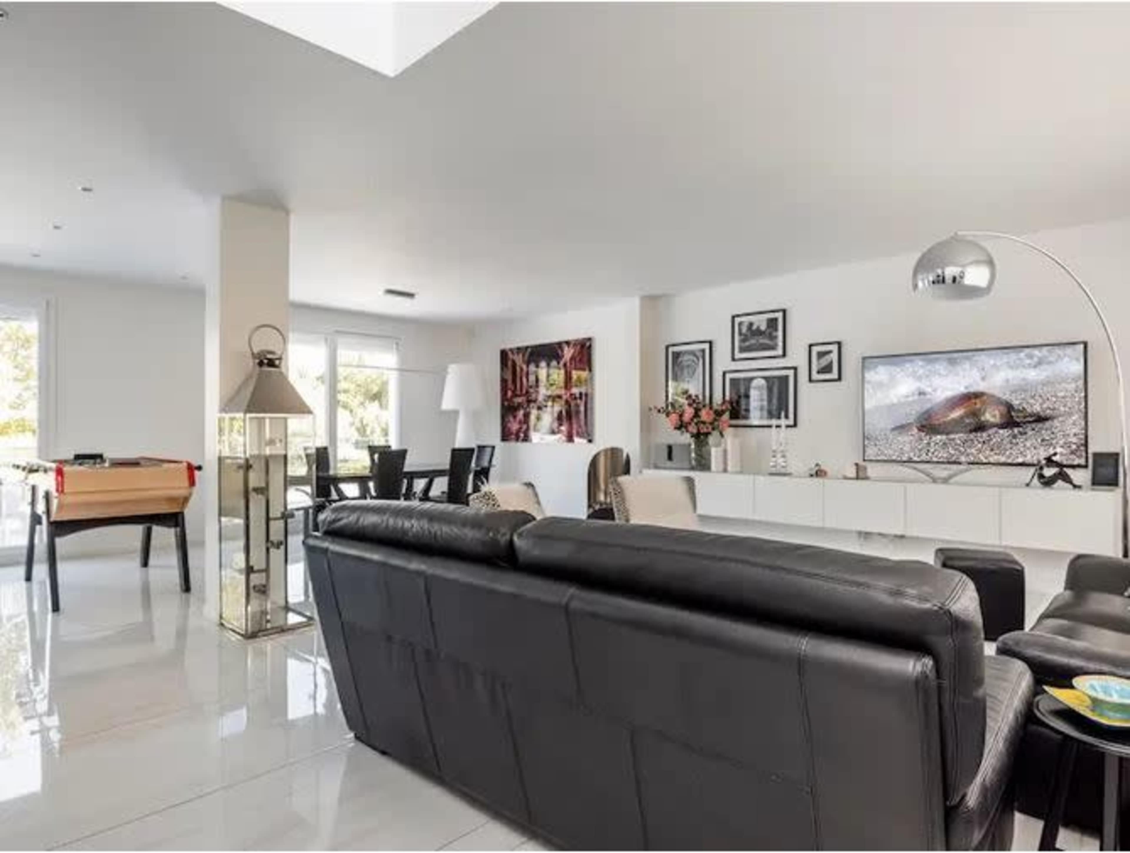 Magnifique maison, déco moderne, piscine, beau jardin vue sur golf Image in , Bondoufle