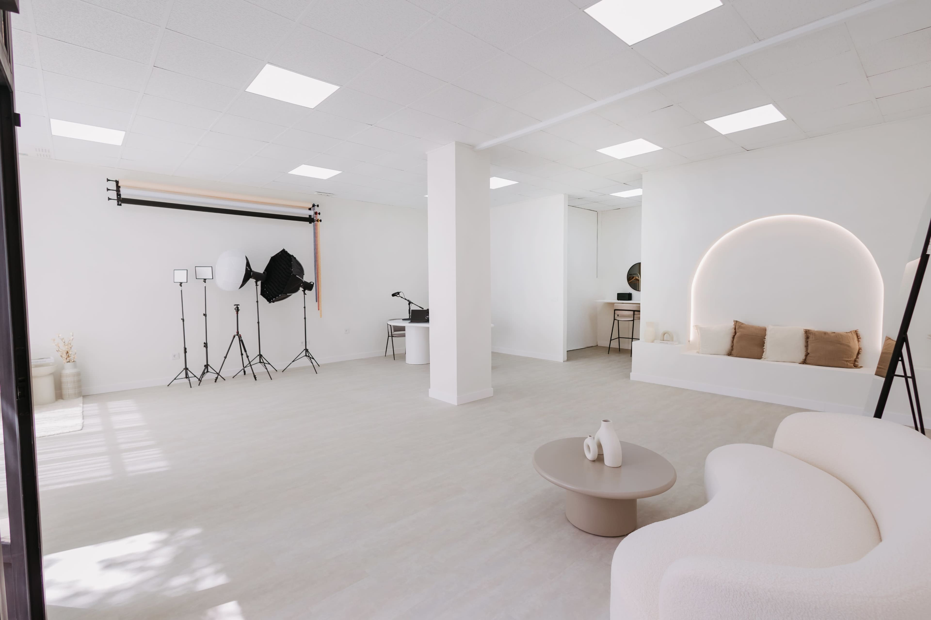 Estudio luminoso para creción de contenido, fotografía y podcast en Valencia Image in Patraix, Valencia, V