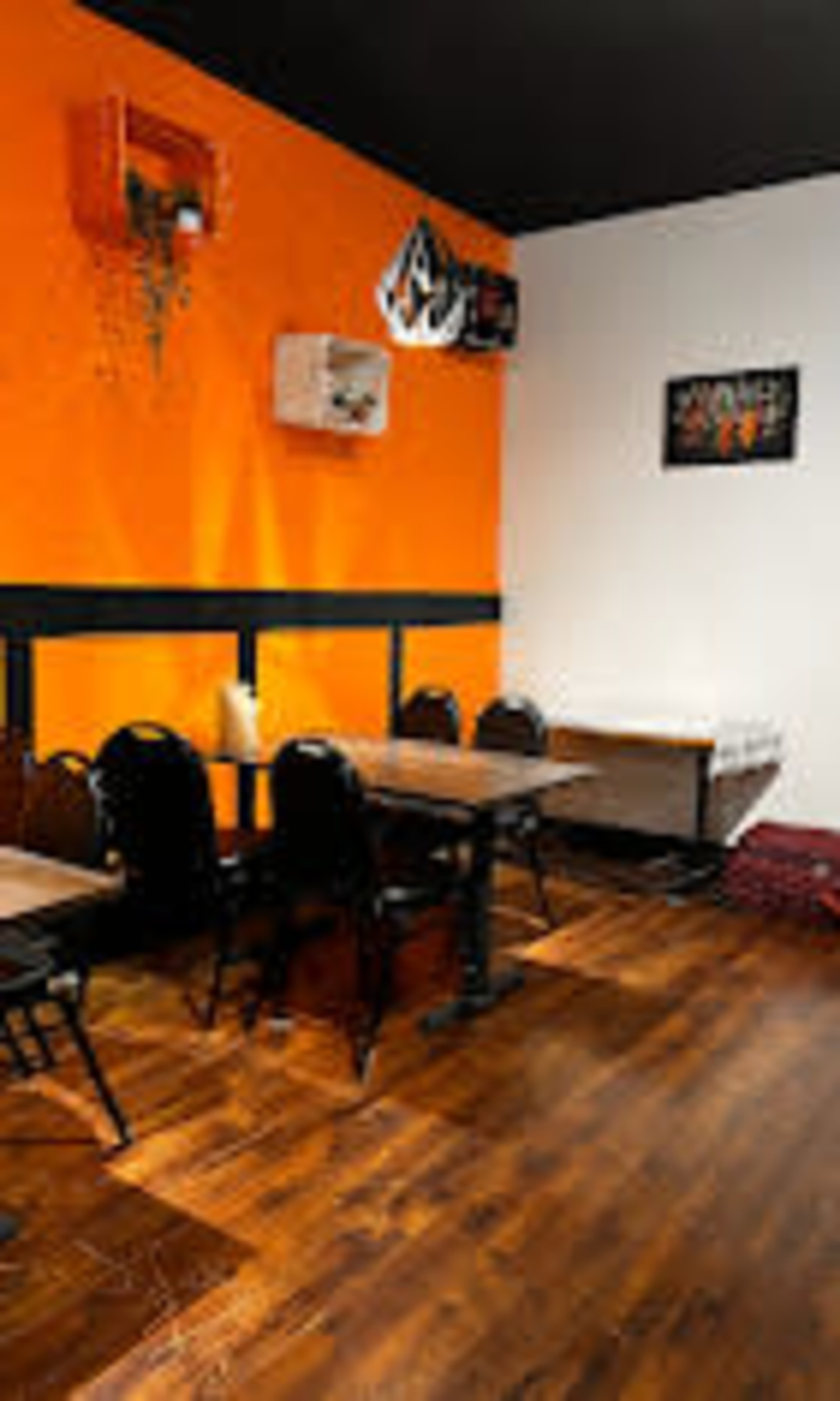 Downtown London Restaurant with Over 15 plus seating capacity. Image in Central London, London, ON