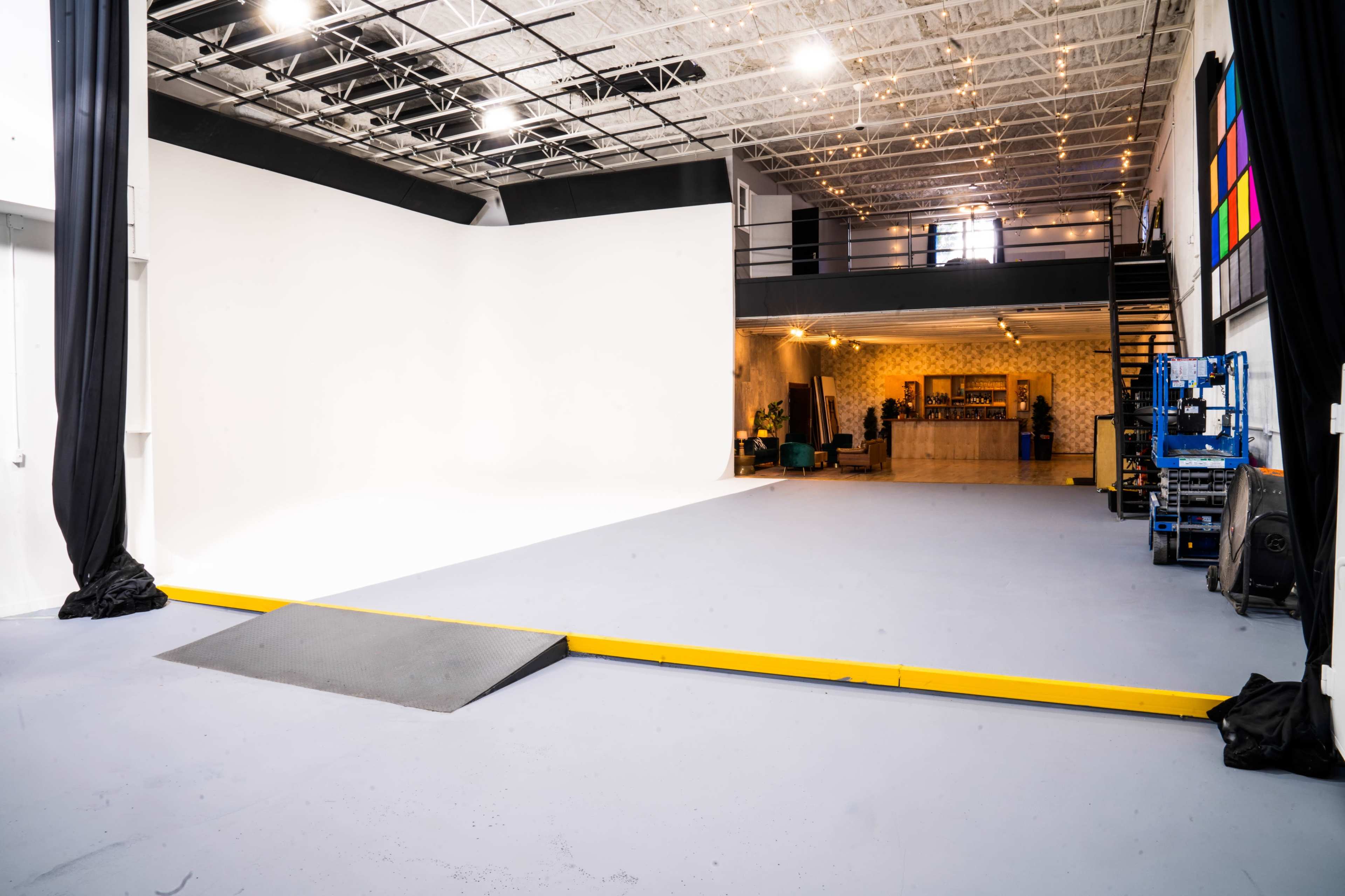 SPACIOUS PRODUCTION STUDIO WITH LARGE CYCLORAMA IN GOWANUS, BROOKLYN Image in Gowanus, Brooklyn, NY