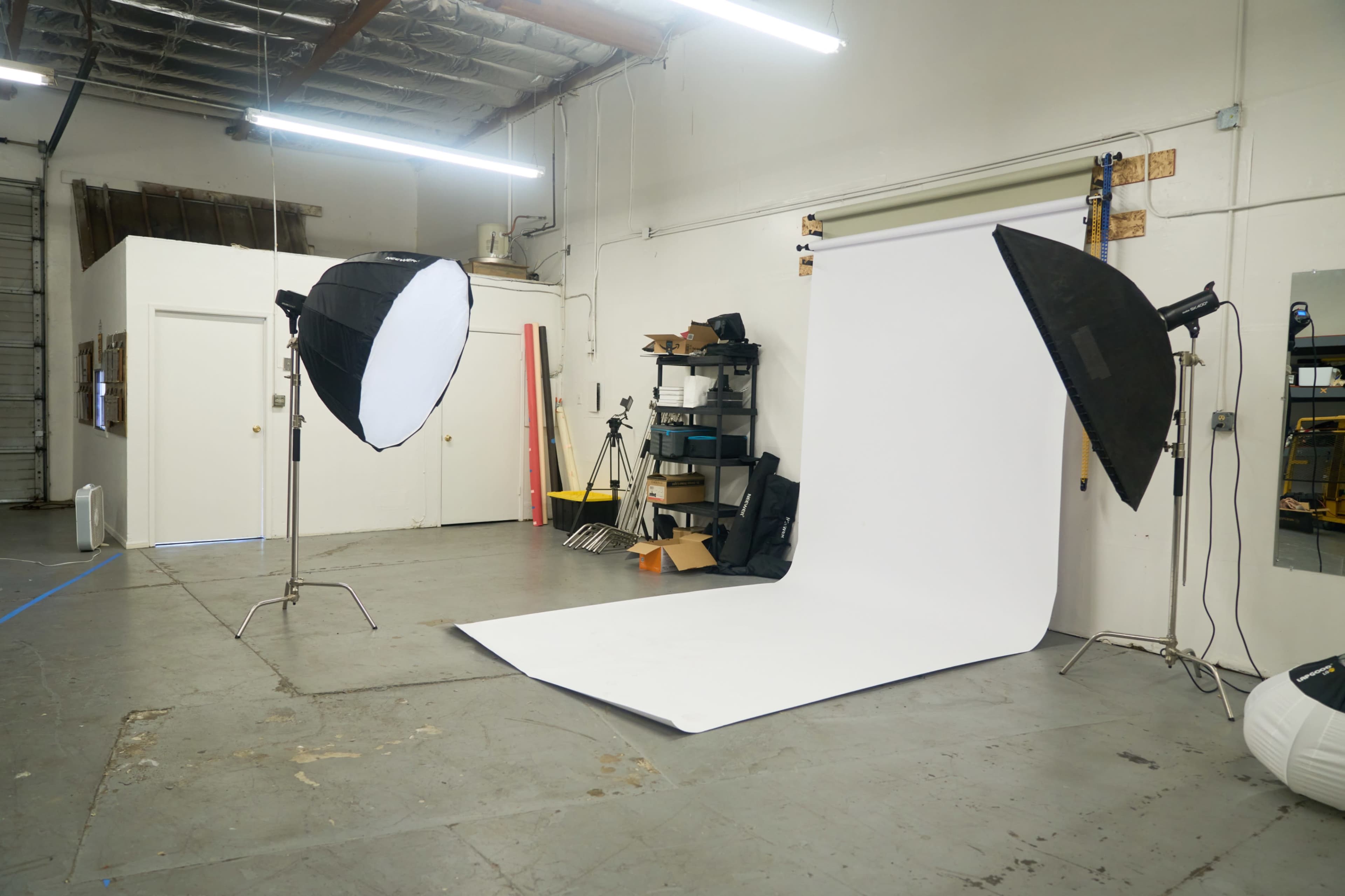 ✨ Urban Photo Studio — 1200sqft Creative Warehouse with Backdrops & Pro Lighting Image in East Industrial, Fremont, CA