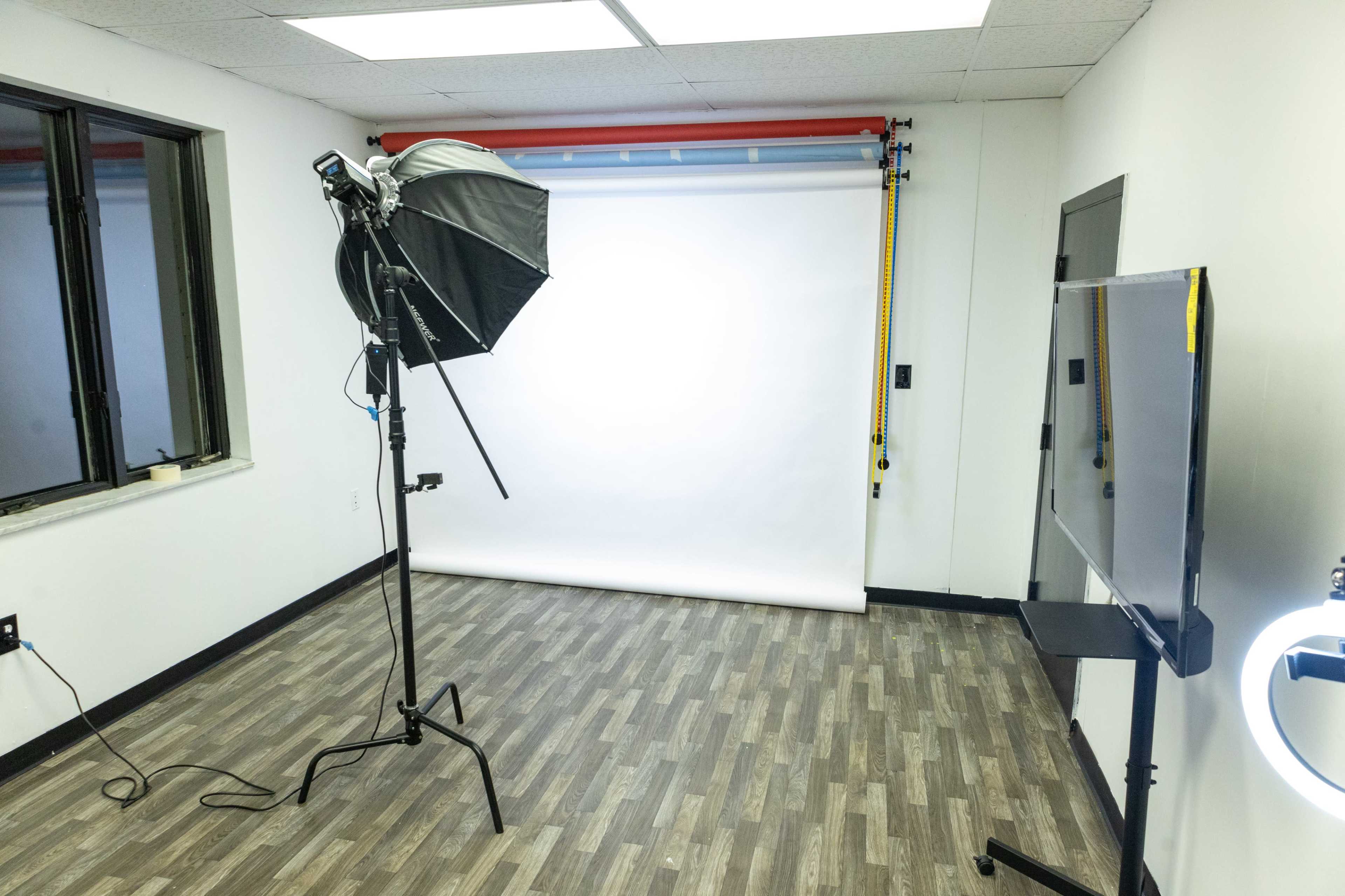 STUDIO B : Modern Creative Studio on Cleveland Westside – Backdrops, Pro Lighting & More! Image in Brooklyn Heights, Cleveland, OH