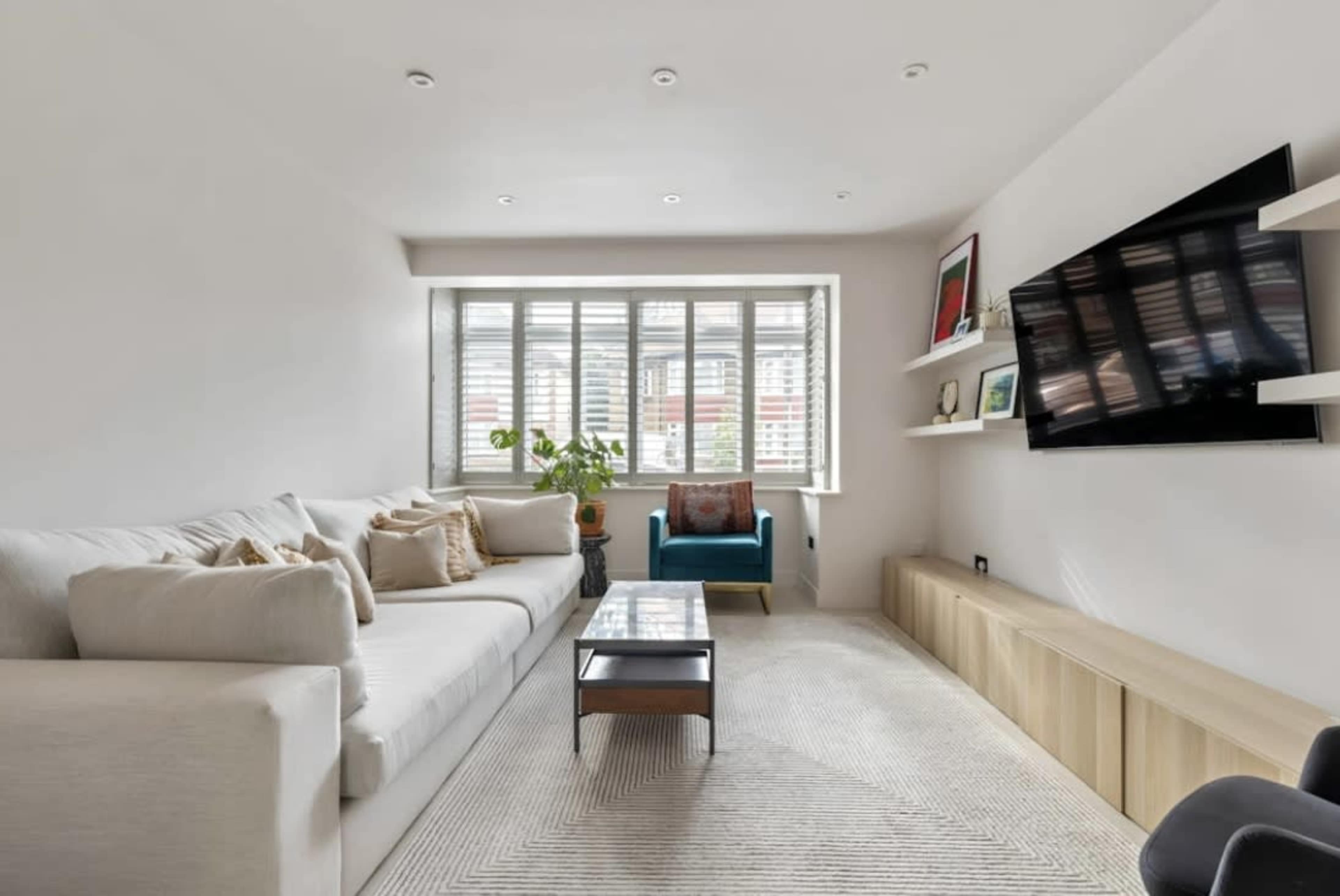 Modern Stylish Large Family Home with Large Garden Image in London, London, ENG