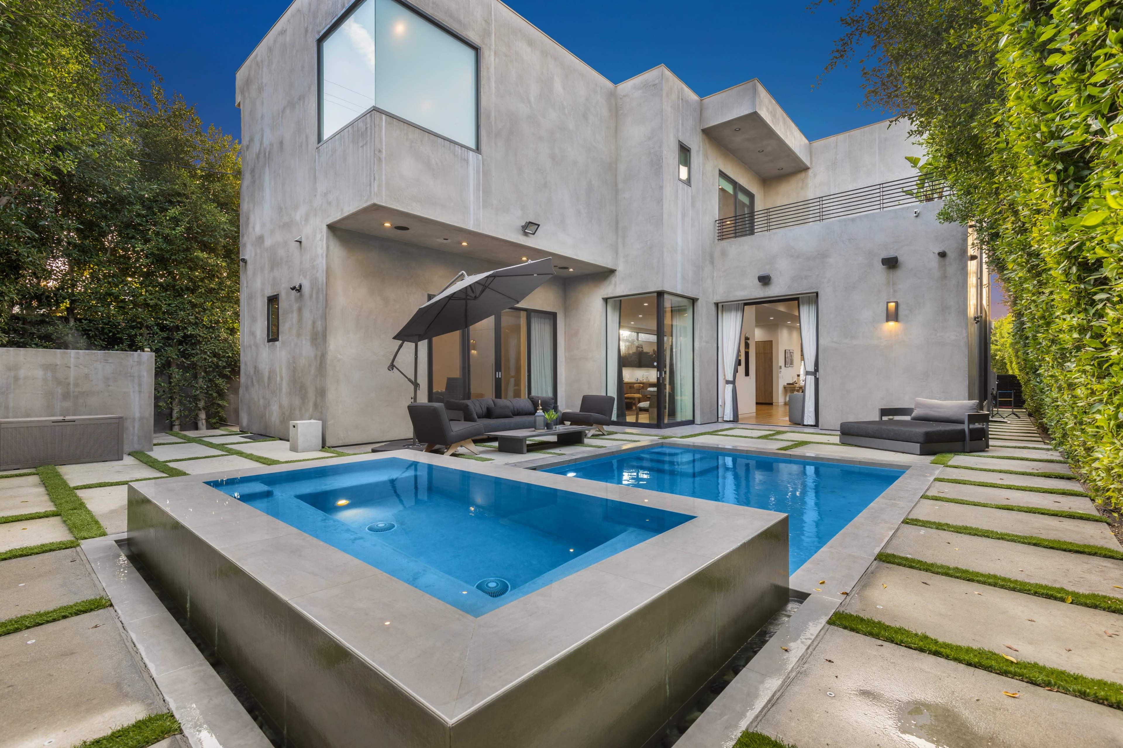 OAK VILLA ARCHITECTURAL POOL LUXE ESTATE Image in Beverly Grove, Los Angeles, CA
