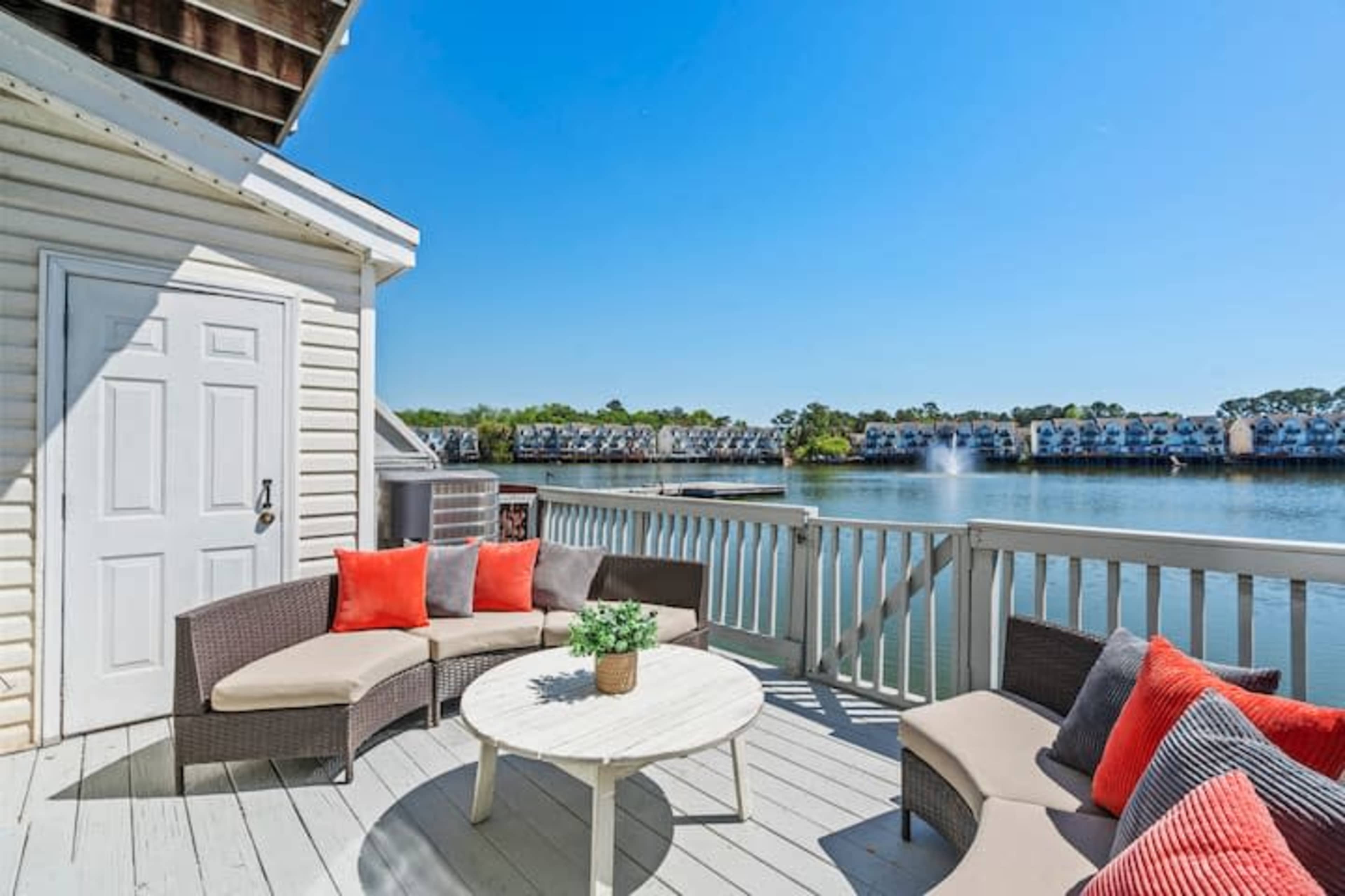 Lakefront Retreat at The Palm – Patio Views, 10 Min to Downtown & Beaches Image in North Charleston, North Charleston, SC