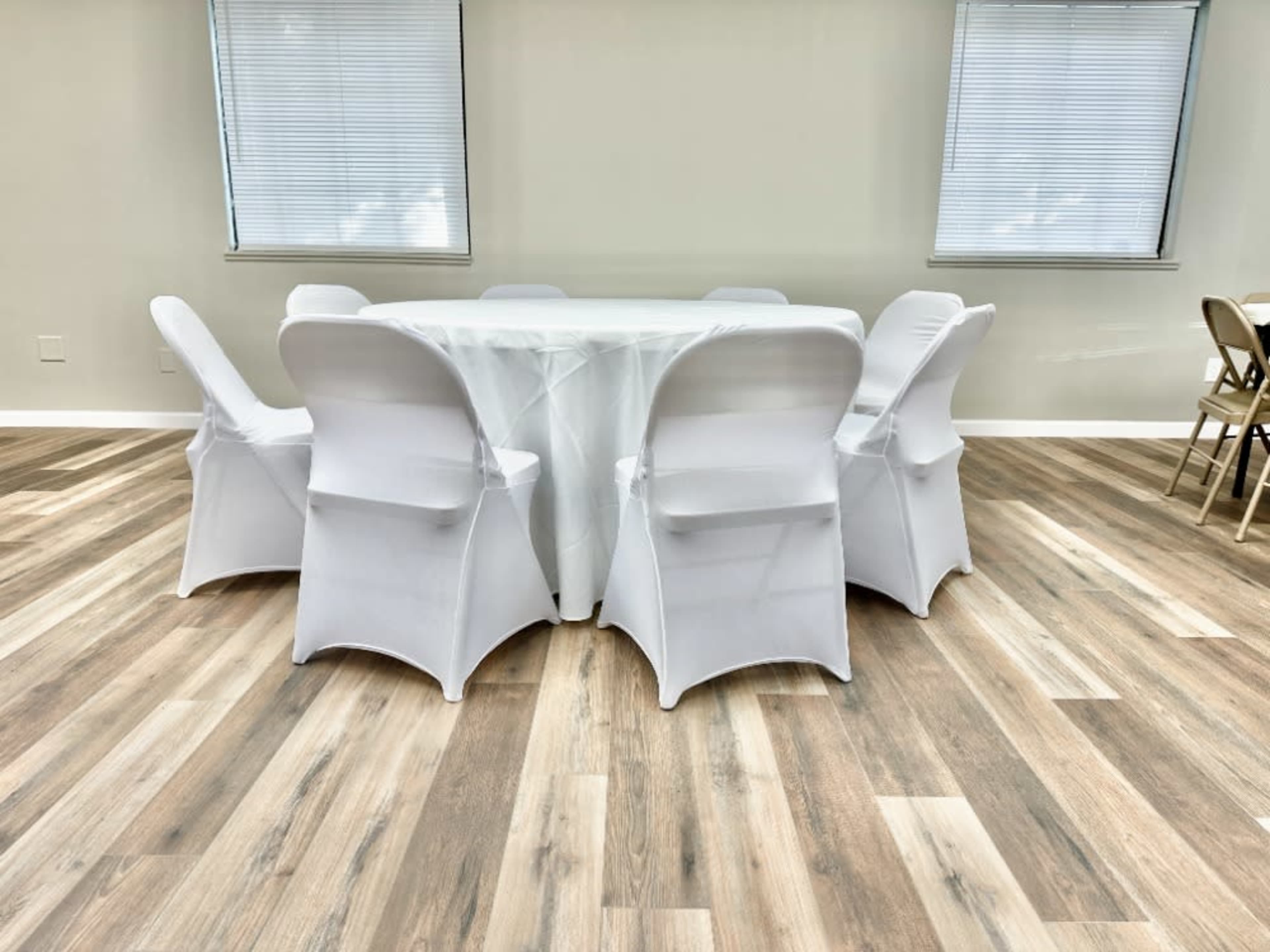 1 - 60' Round Table w/ Cloth/ 8 Chairs With Covers
