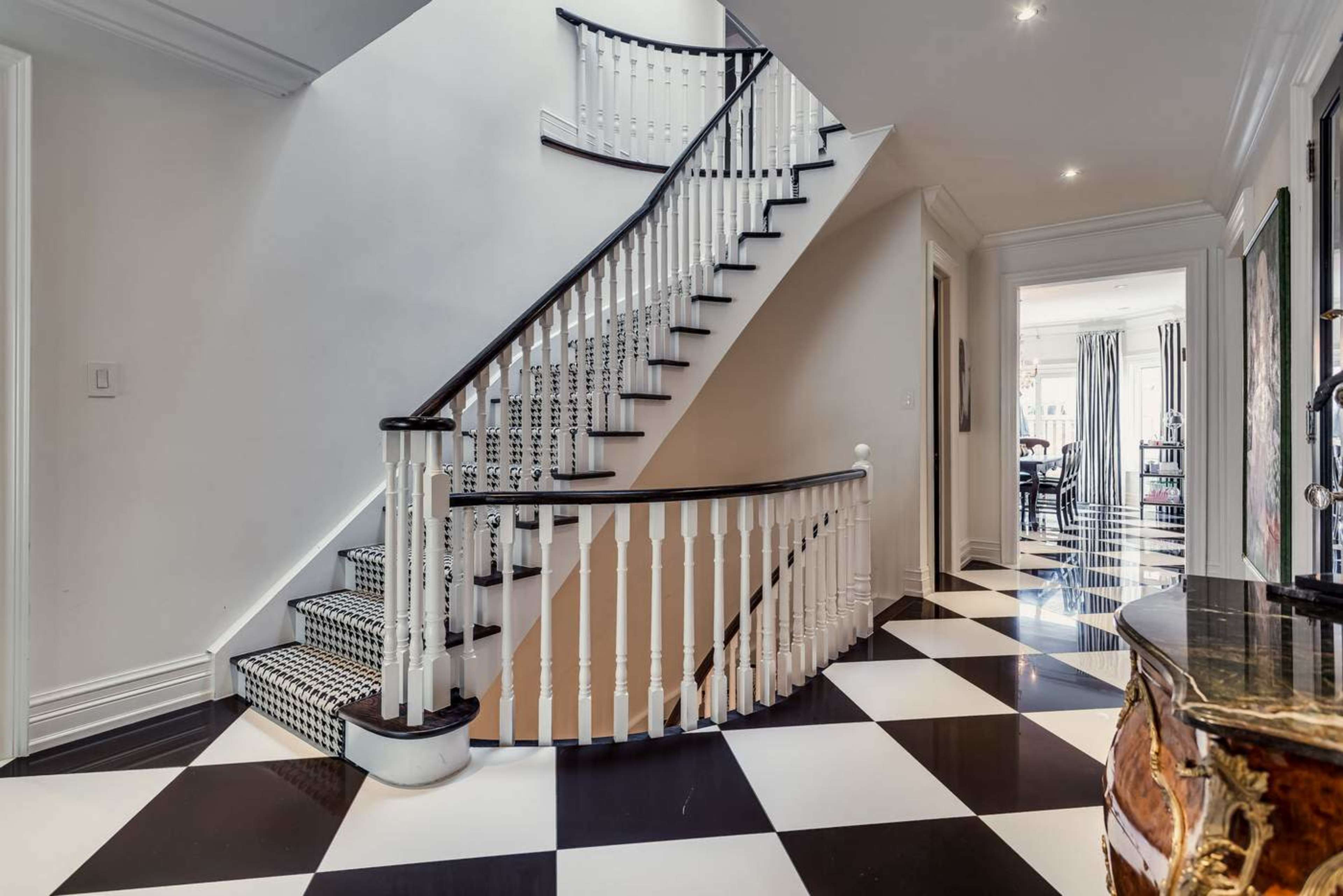 Contemporary Open Concept House Image in Thornhill, Thornhill, ON