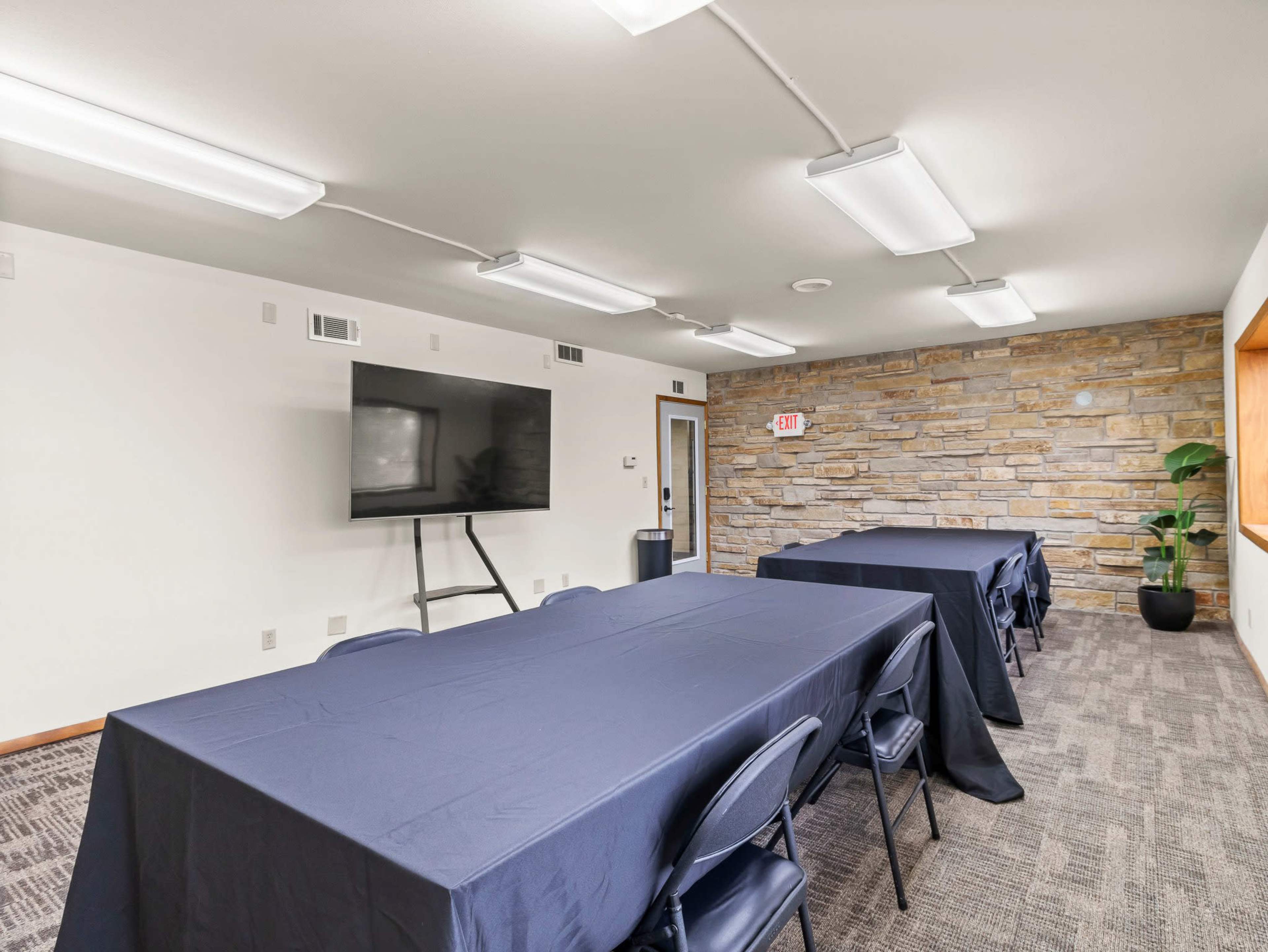 Spacious Conference Room w/ Large Screen & WiFi - Wauwatosa/ Brookfield Image in Brookfield, Brookfield, WI