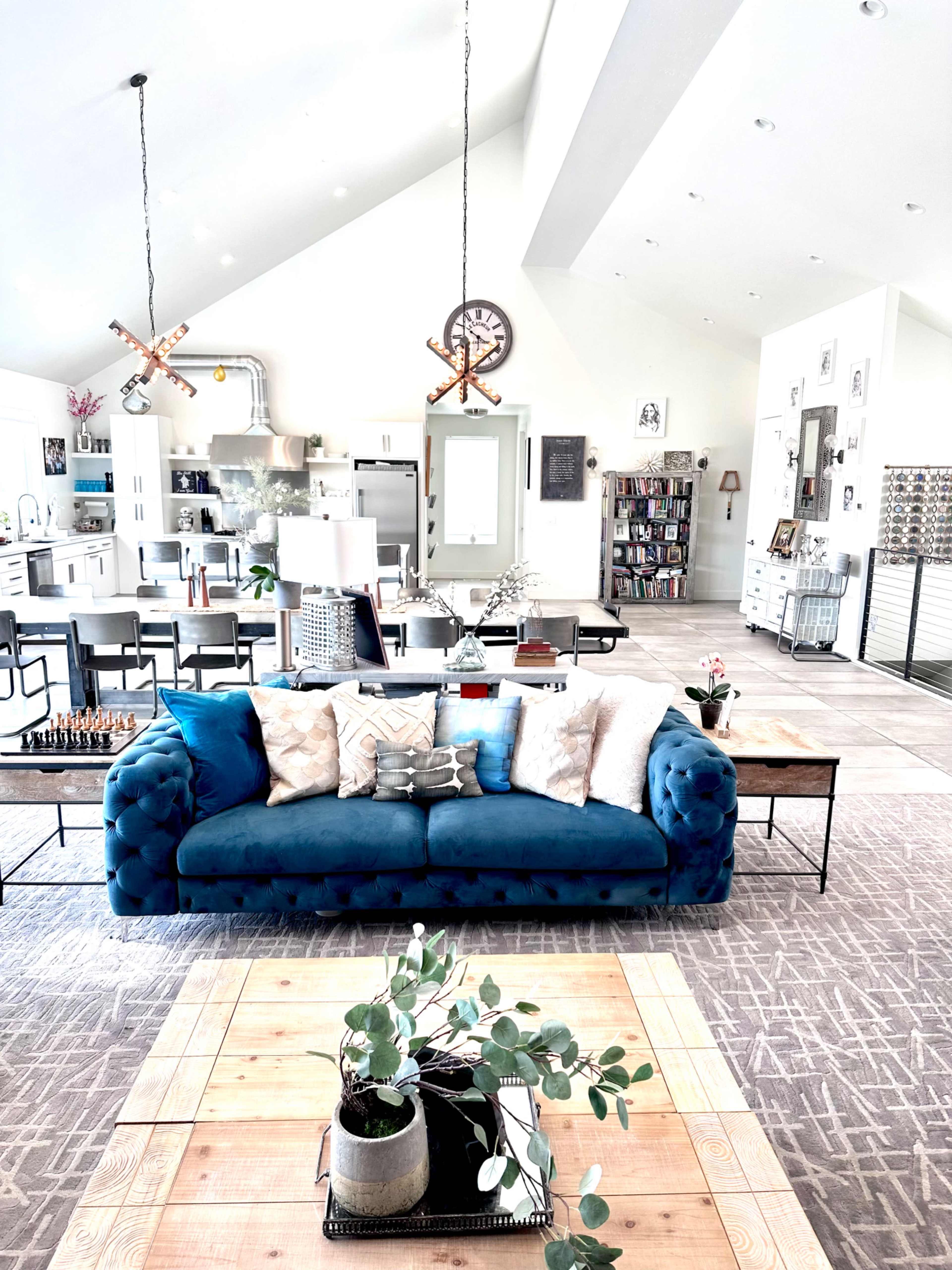 Modern house in the countryside with large open plan great room that has 18 foot 6 ceiling. Image in , Eagle Mountain, UT