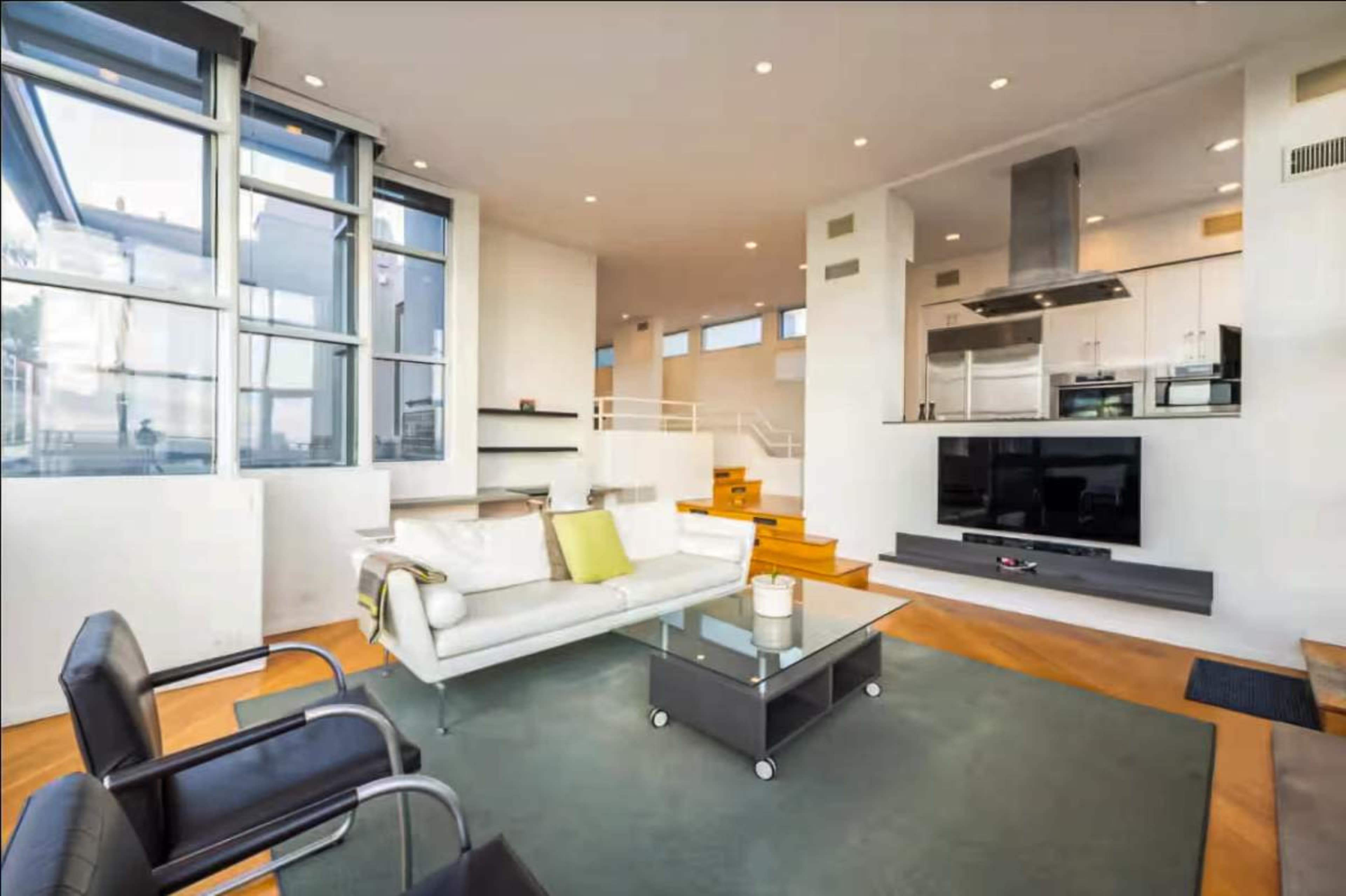 Contemporary House with Warm Light & Flexible Layout — Ideal for Shoots Image in Manhattan Beach, Manhattan Beach, CA