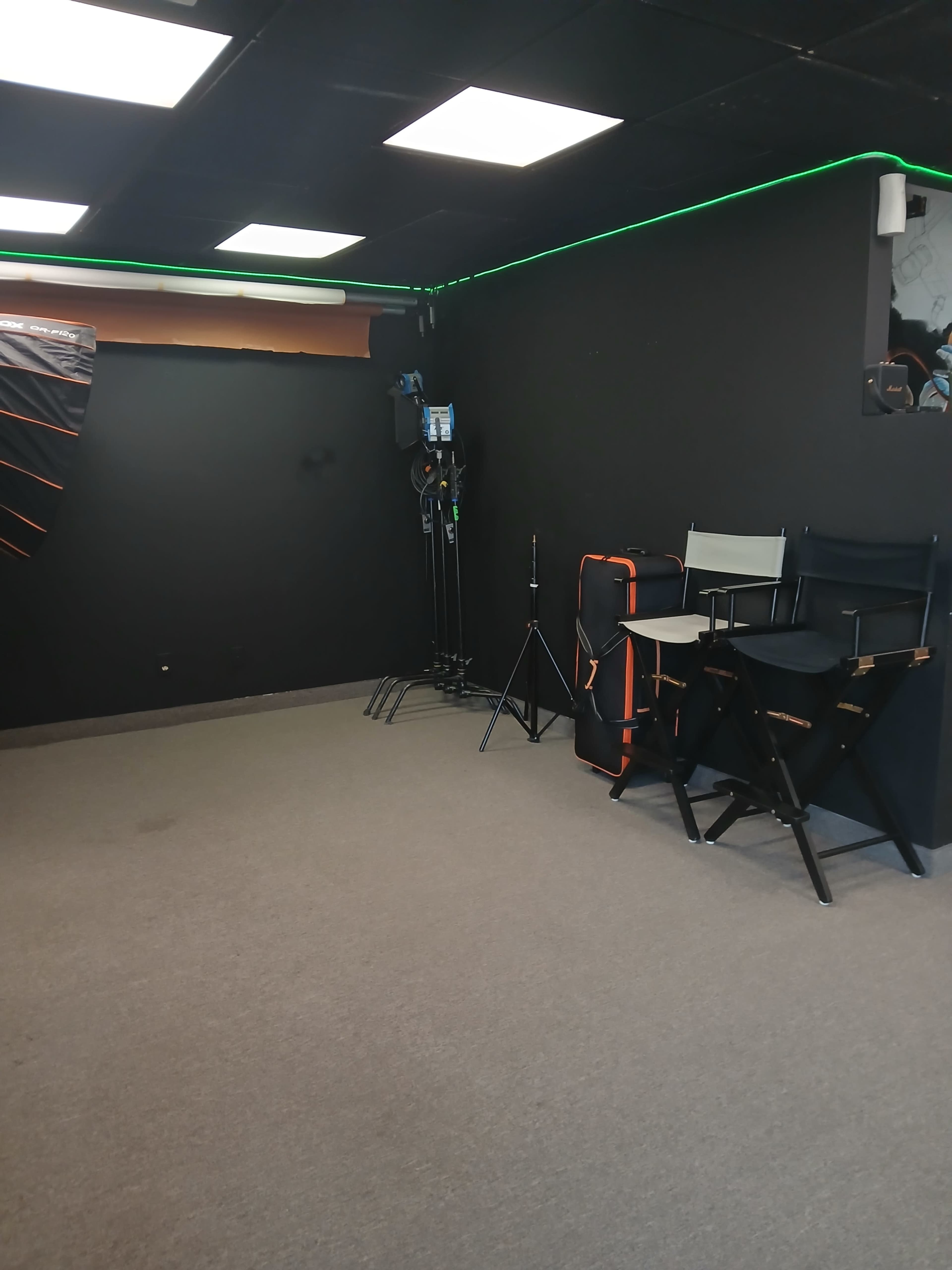 Photography Nook - Open Space With Motorized Paper Backdrops Image in Downtown Peoria, Peoria, AZ
