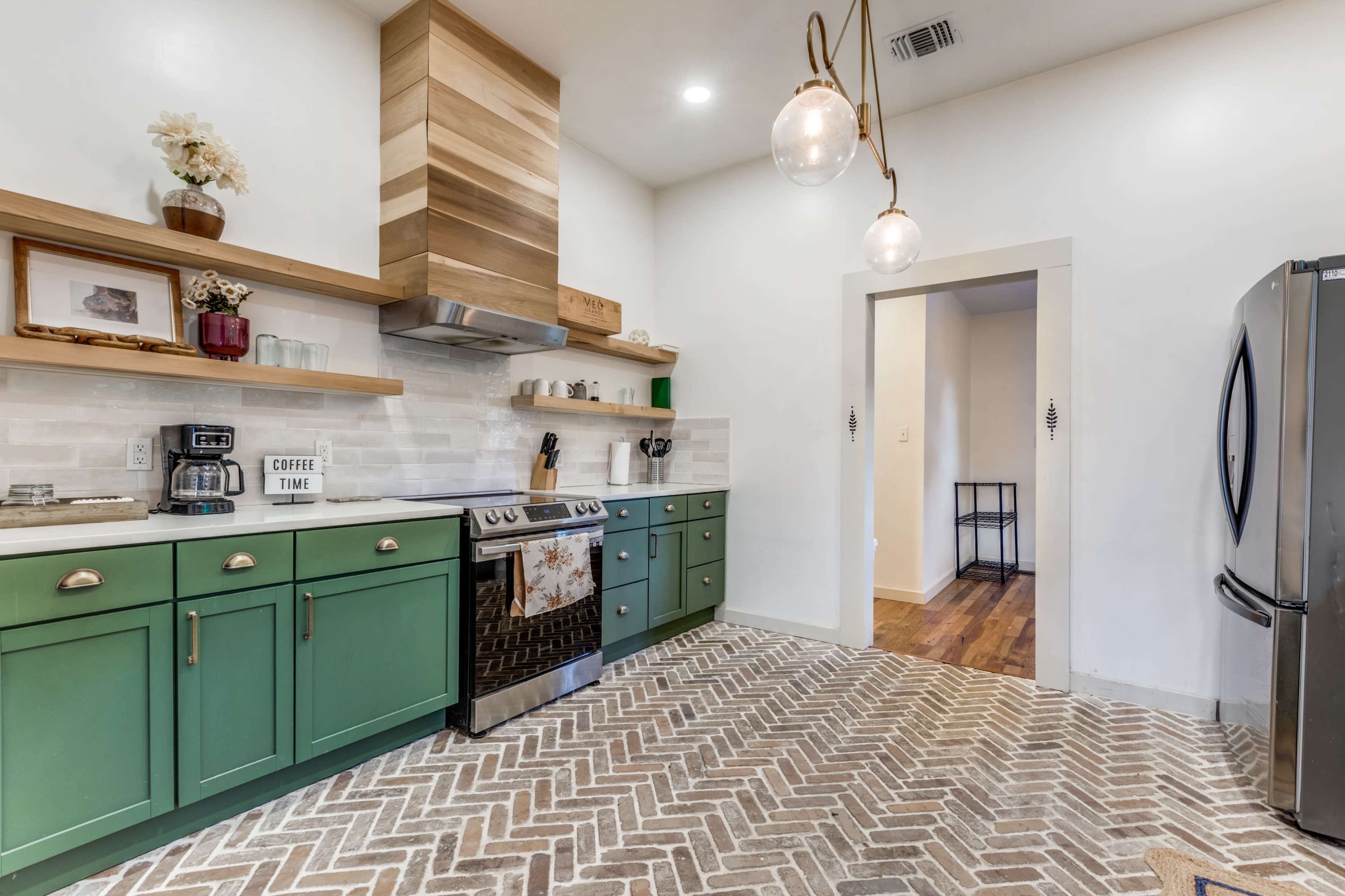 Modern Content & Event House with Tall Ceilings + Natural Light Image in Government Hill, San Antonio, TX