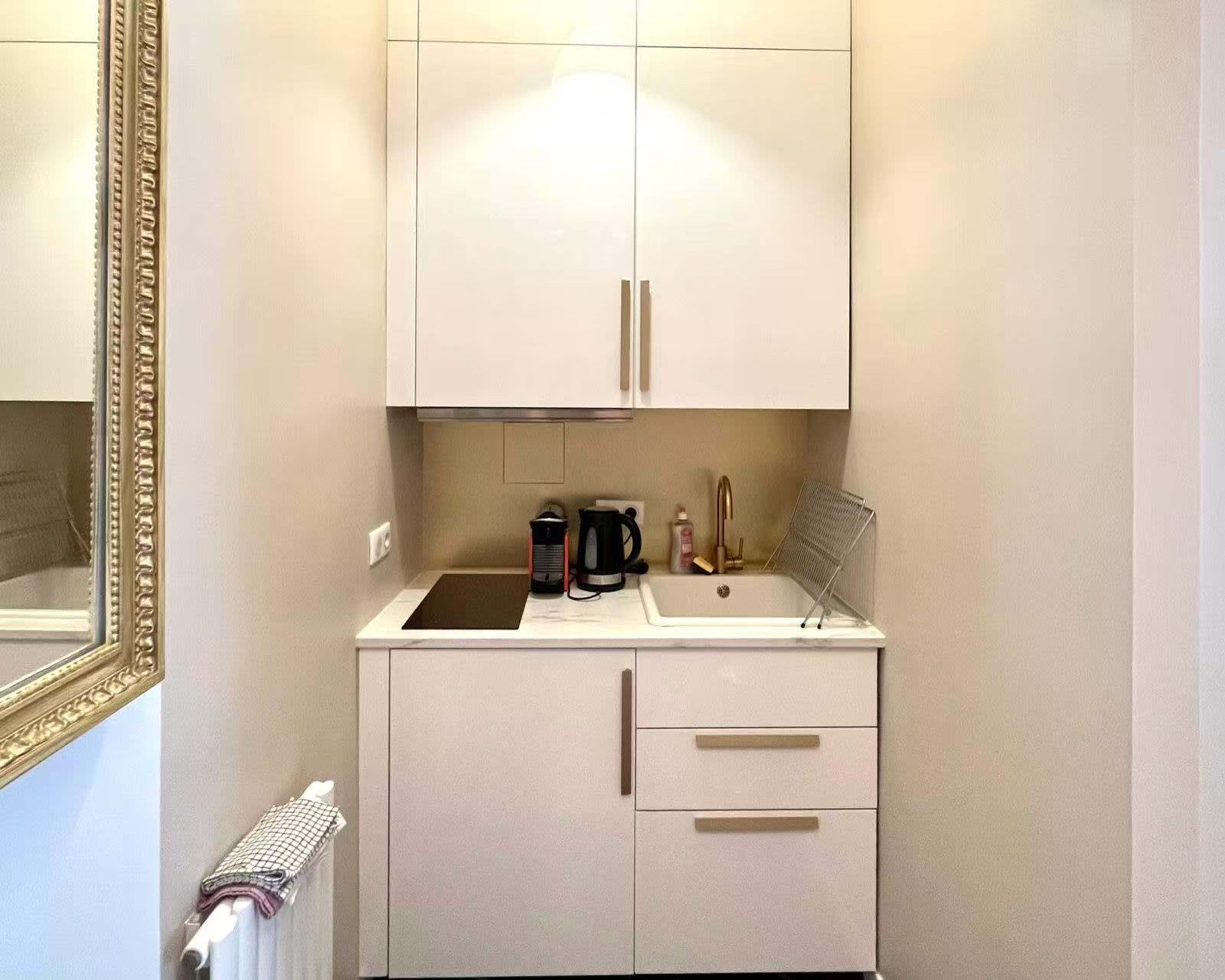 Studio en plein Triangle d'Or avec vue sur cour Image in Champs-Élysées, paris