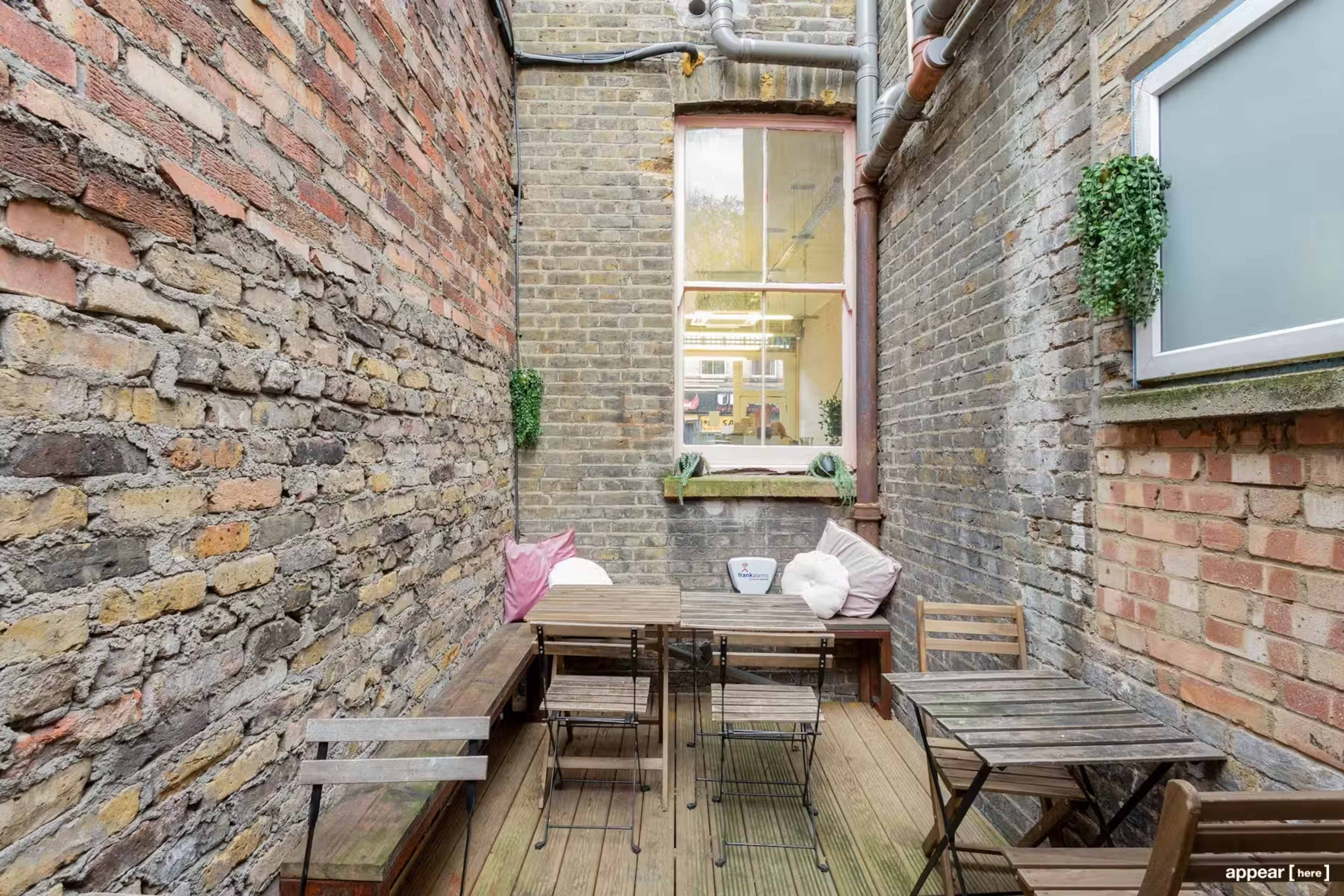 Versatile Space with Skylight and Garden Image in London, london, ENG