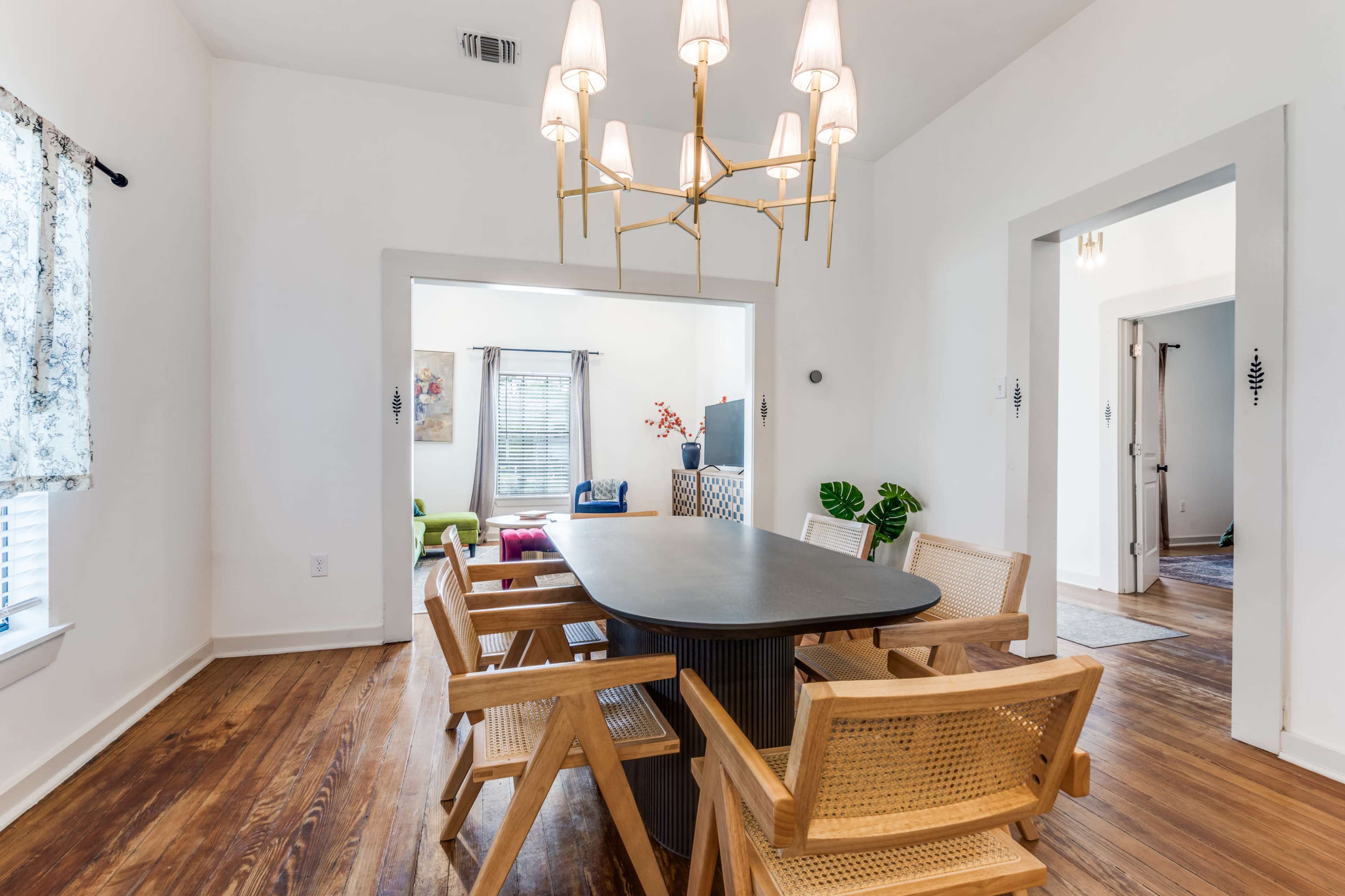 Modern Content & Event House with Tall Ceilings + Natural Light Image in Government Hill, San Antonio, TX