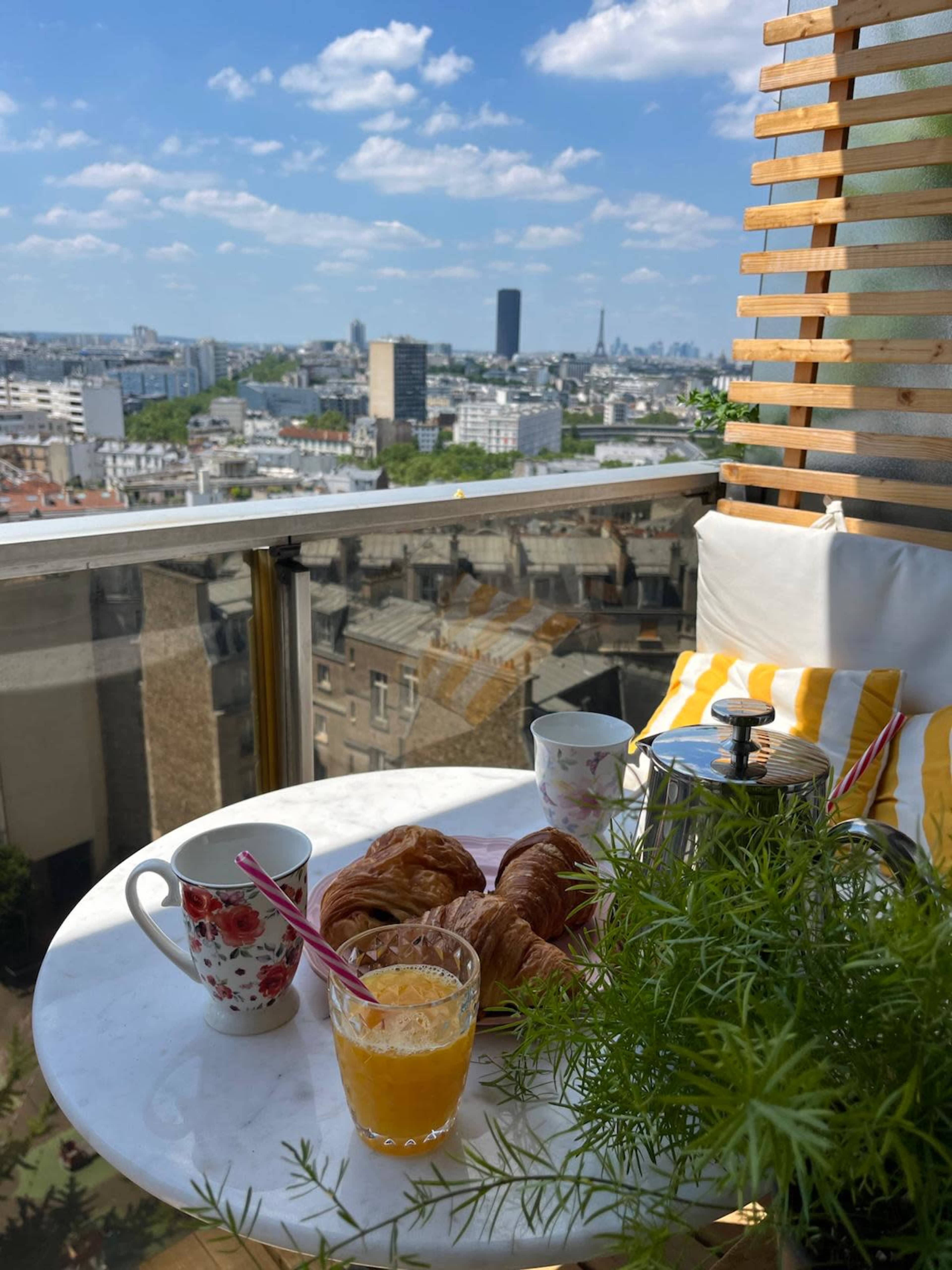Appartement et balcon lumineux avec vue panoramique sur Paris Image in Maison-Blanche, PARIS, 