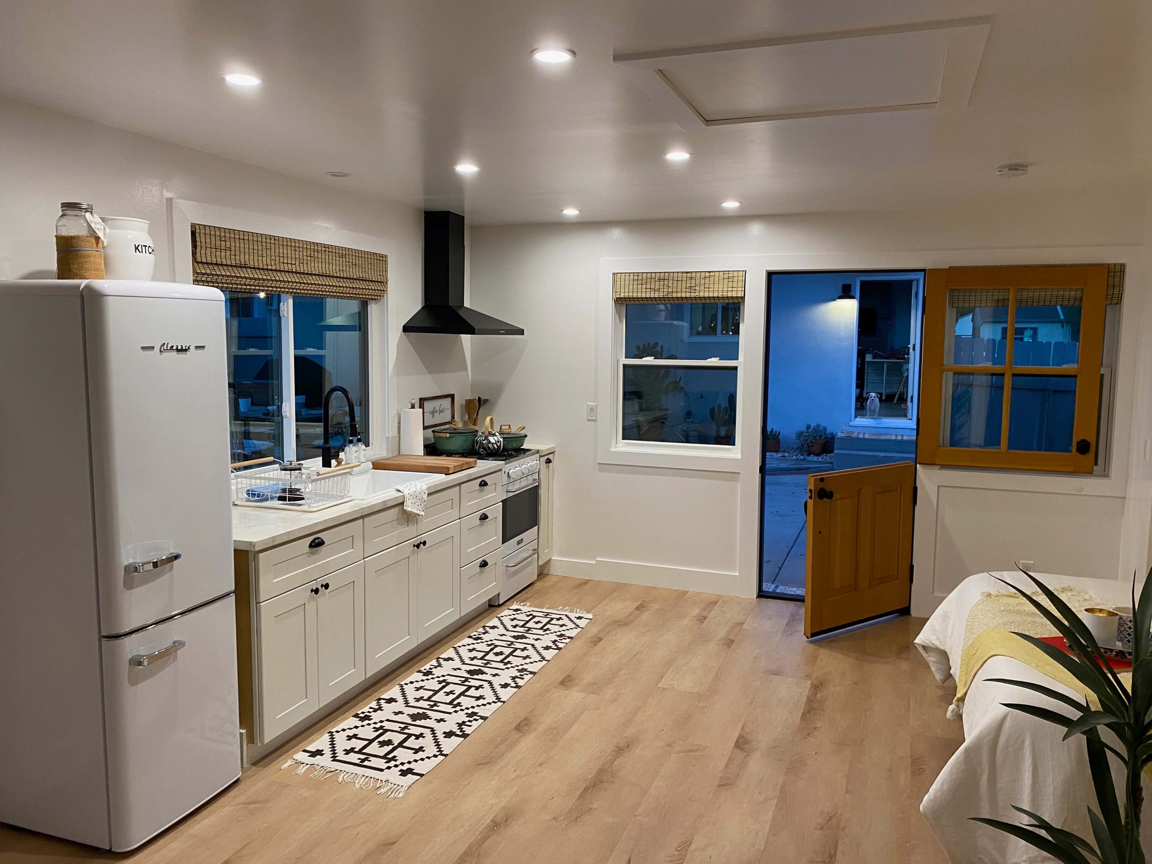 Newly Built Modern Studio Guest House w/ Backyard, North Hollywood, CA ...