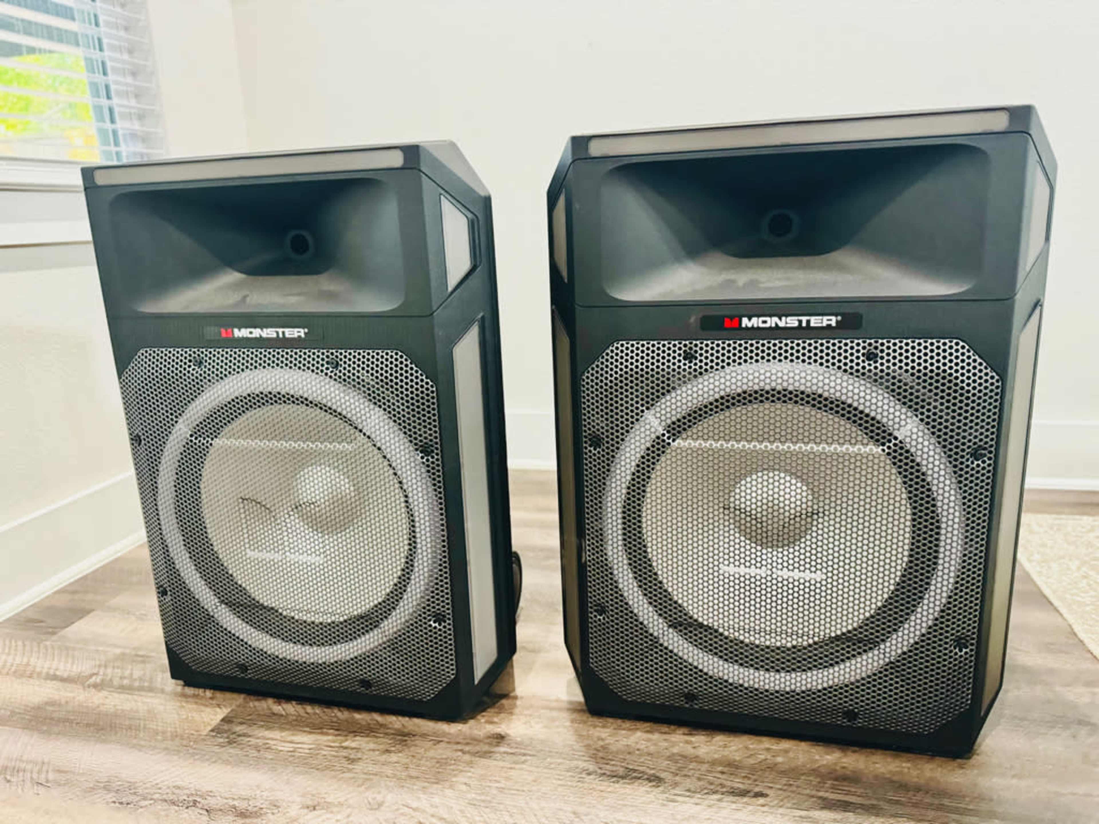 Speakers w/ 2 wireless micophones