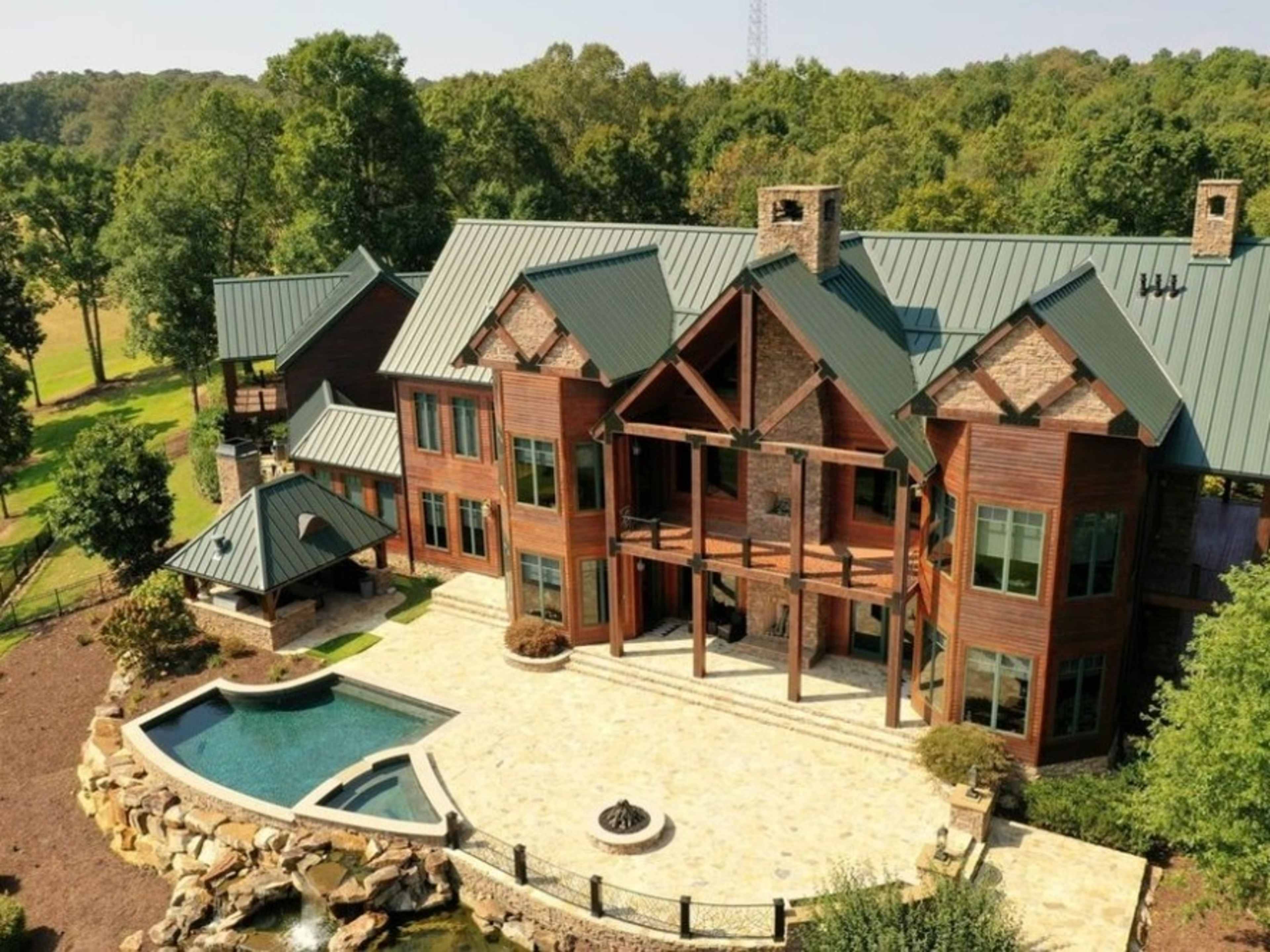 Outdoor Patio with Kitchen, Firepit, Pool, Jacuzzi
