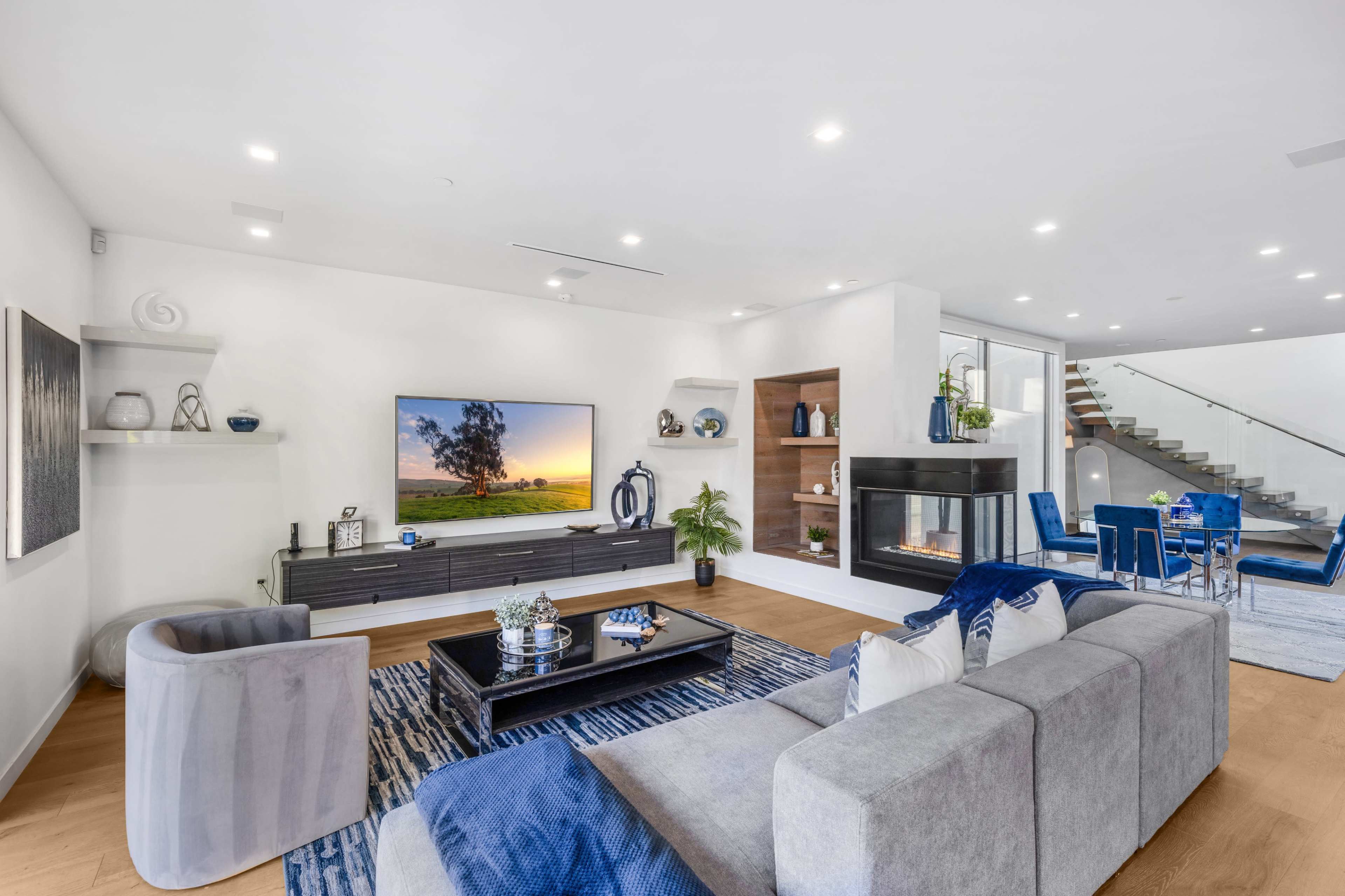 LINDENHURST PALM-FRAMED POOL VILLA/ GLASSY GLOW Image in Beverly Grove, Los Angeles, CA