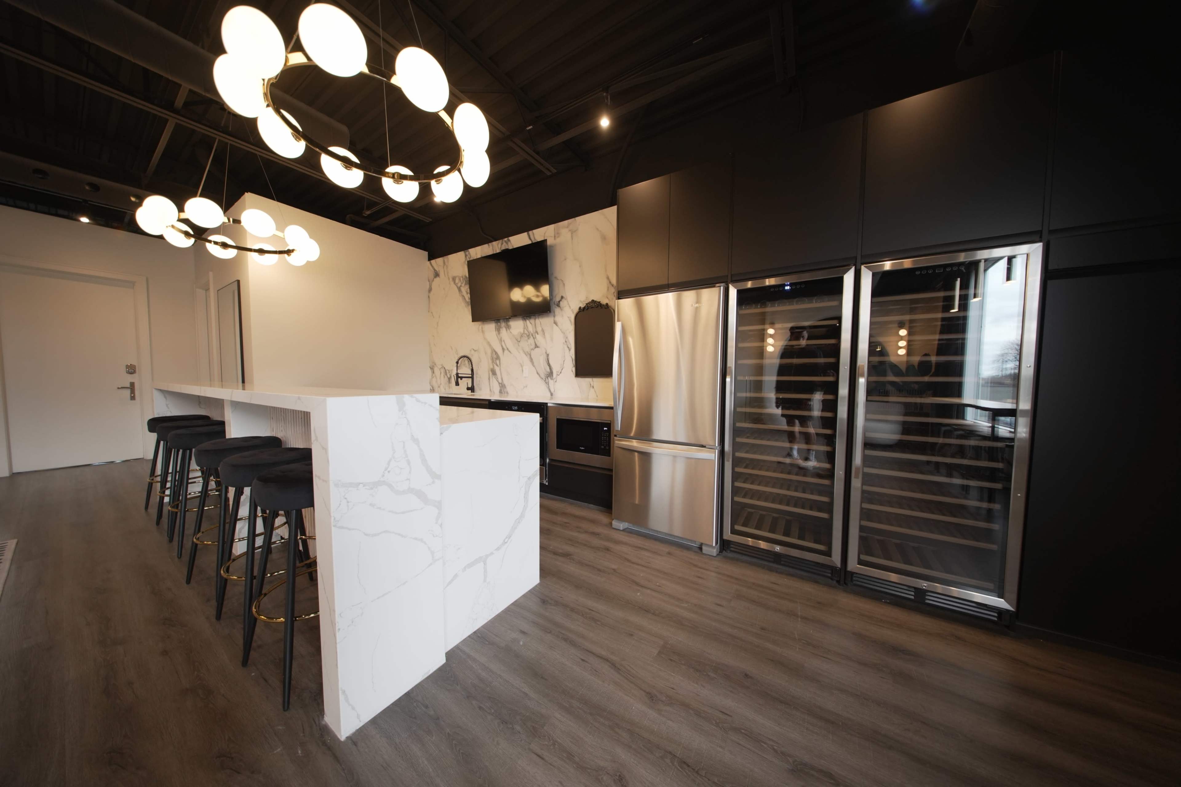 Urban Loft with Modern Elegance and Natural Light Image in Mississauga, Mississauga, ON