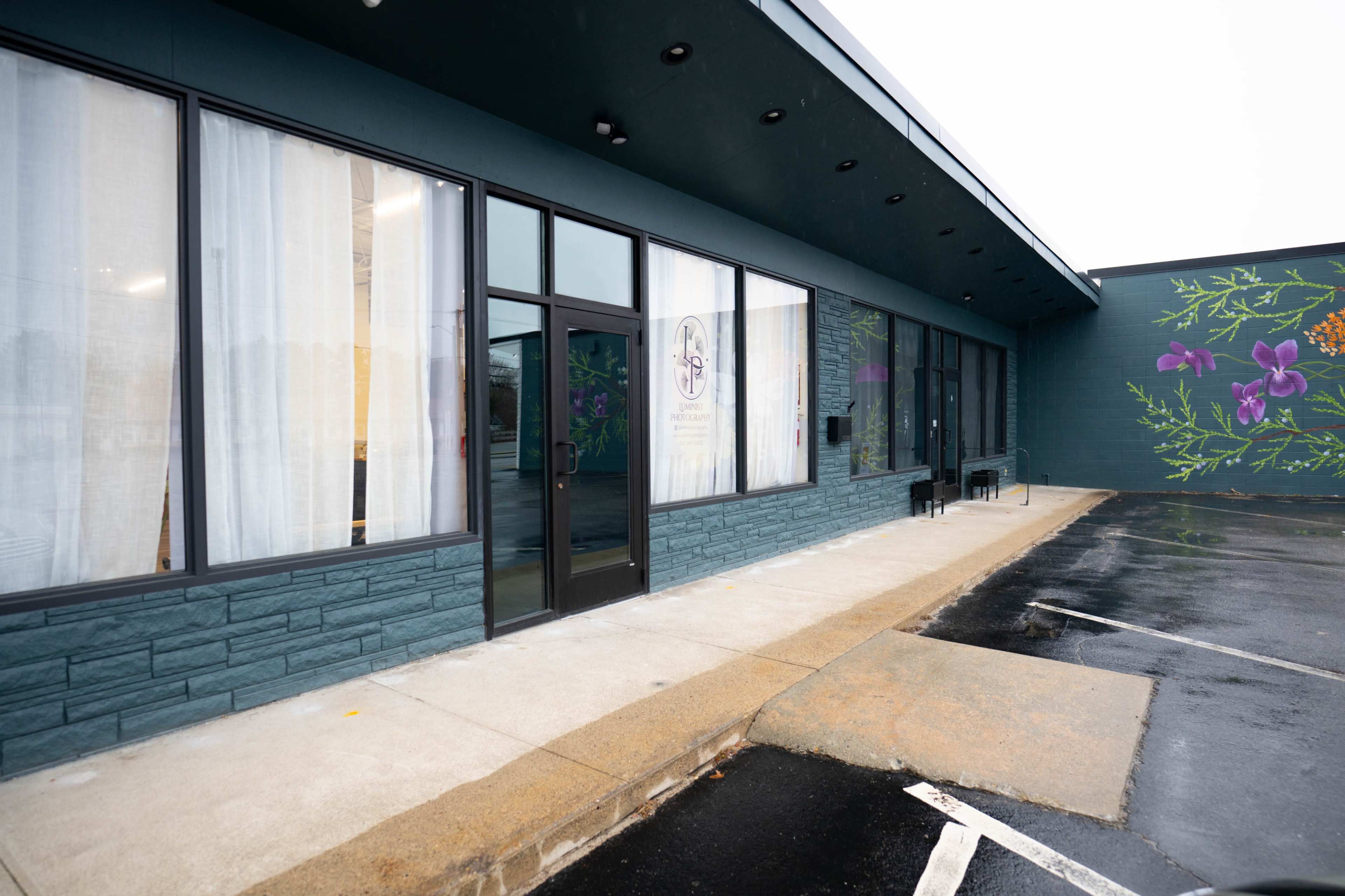 Convenient Urban Photography Studio with Large Windows Image in East Providence, Riverside, RI