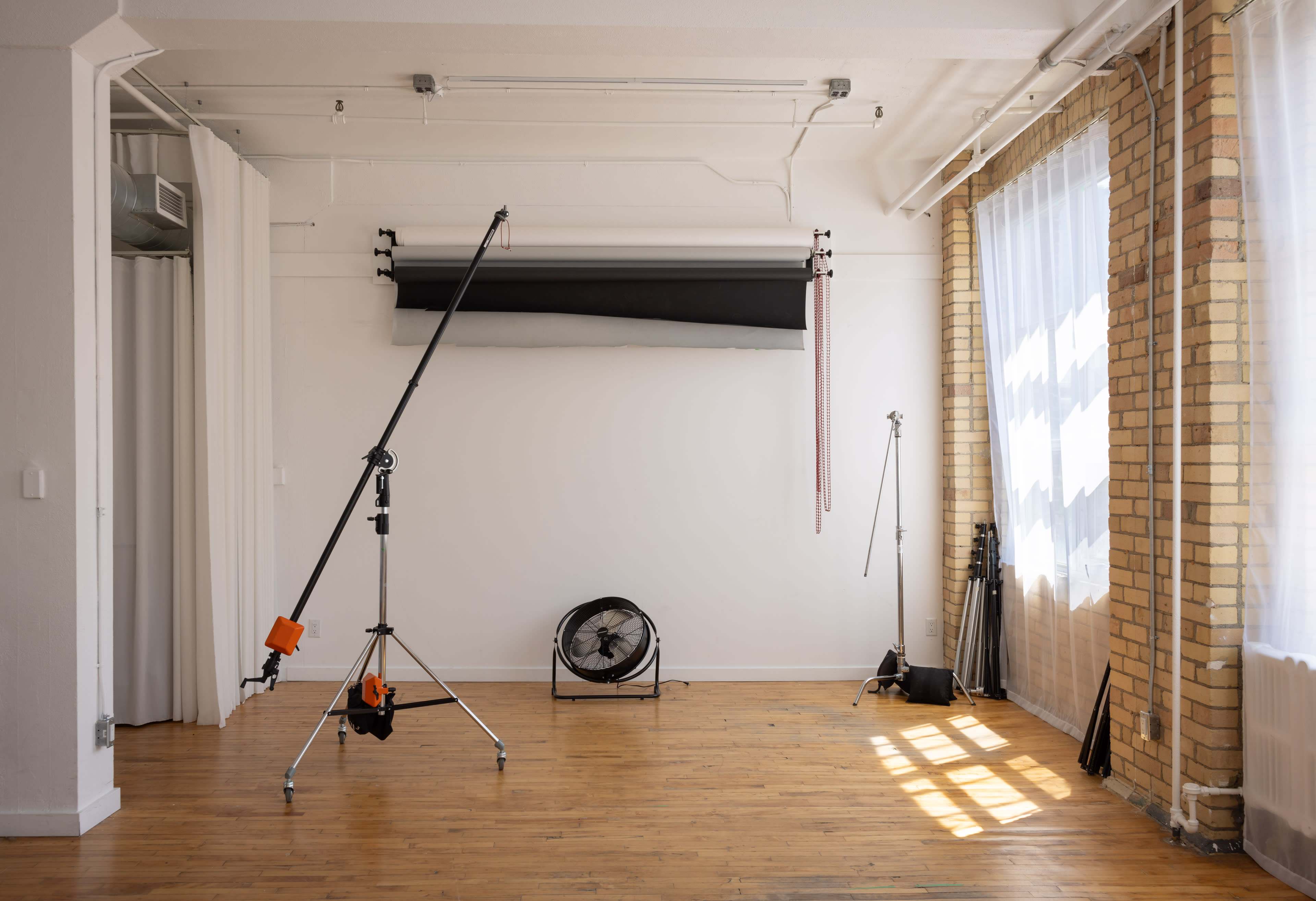 Downtown 750 sq. ft. Studio with Kitchen. South facing windows Image in Kensington-Chinatown, Toronto, ON
