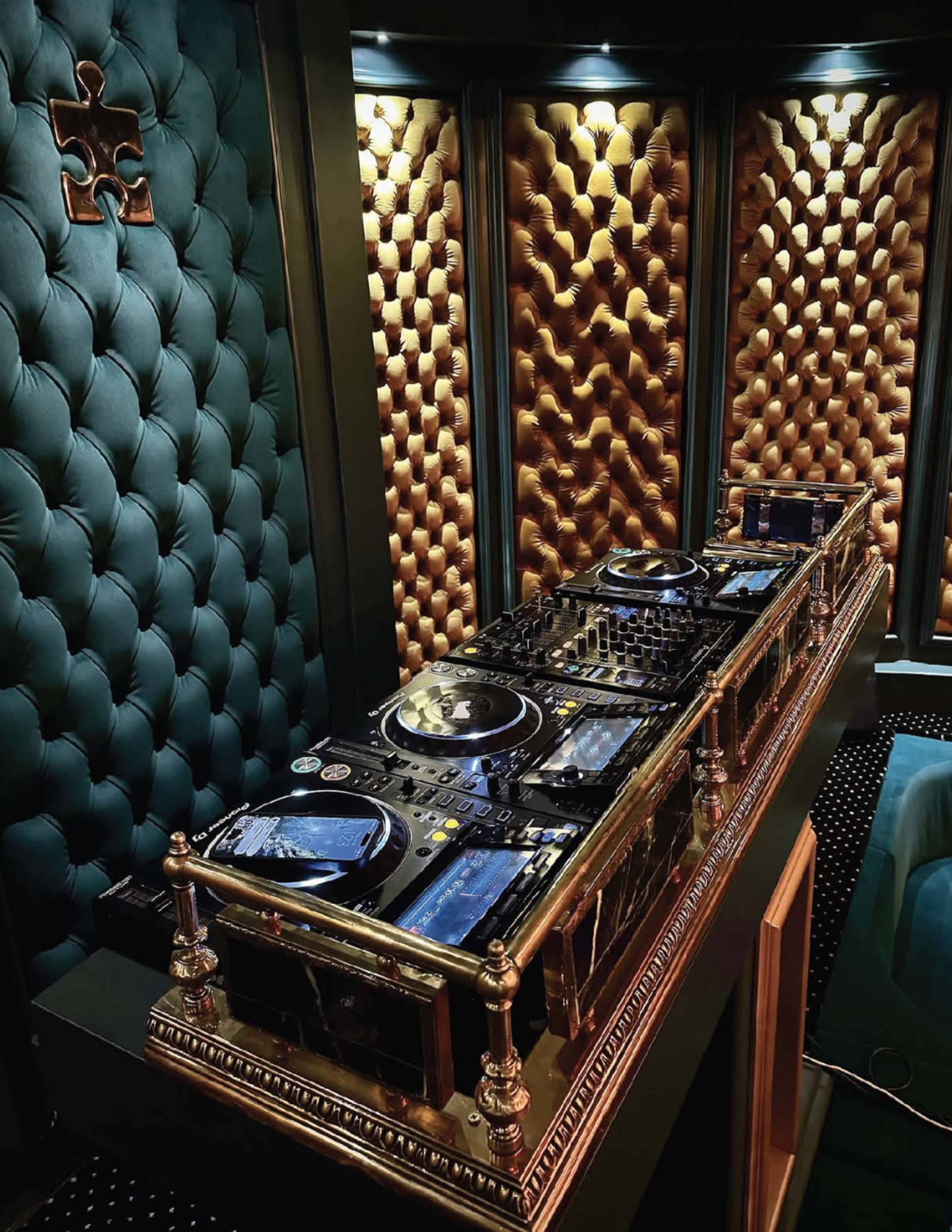 Parisian Luxury Restaurant And Bar In The Heart of Sunset Boulevard Image in Central LA, Los Angeles, CA
