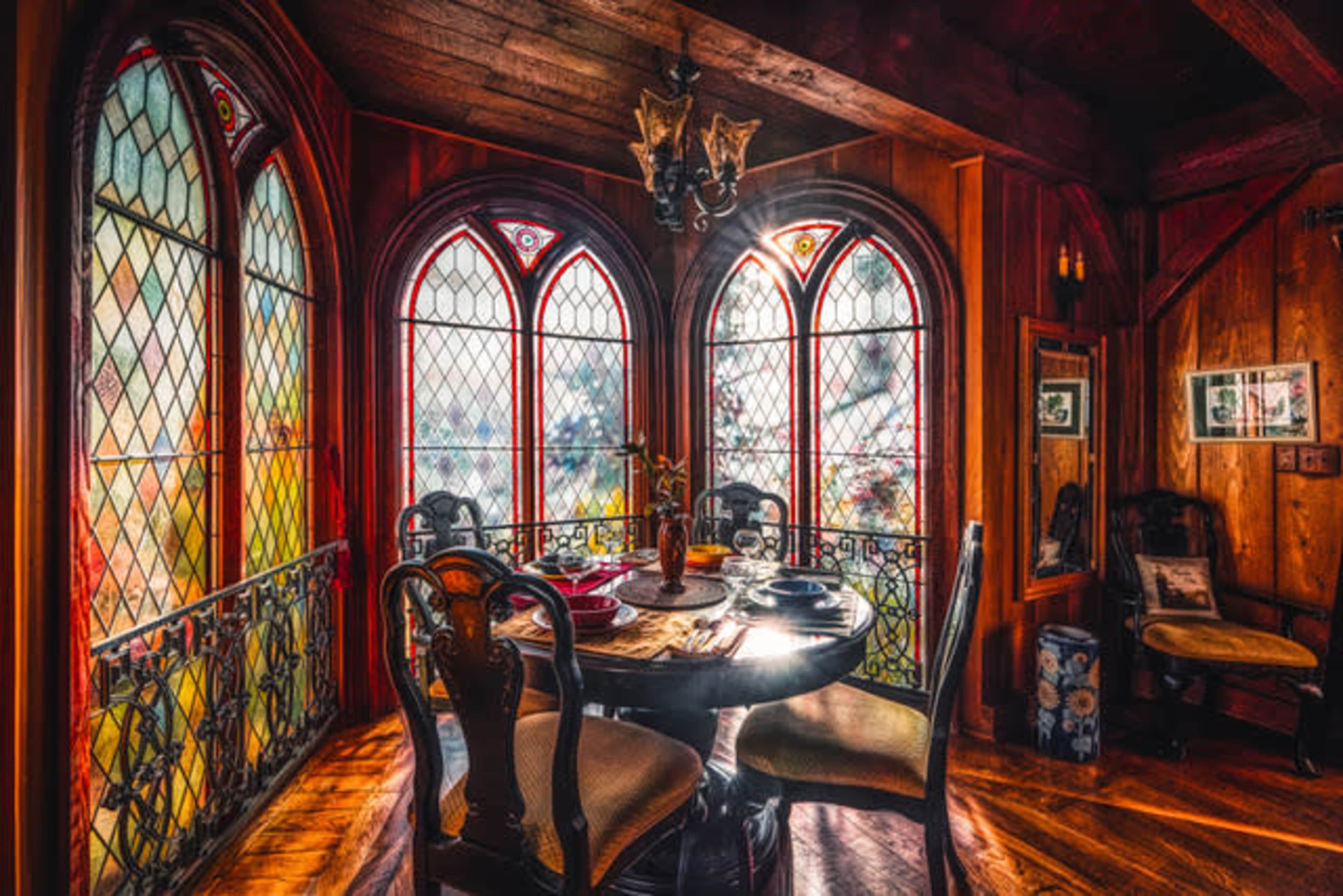 Downtown Historic Victorian Cottage with Stained Glass & Natural Light Image in Nevada City, Nevada City, CA